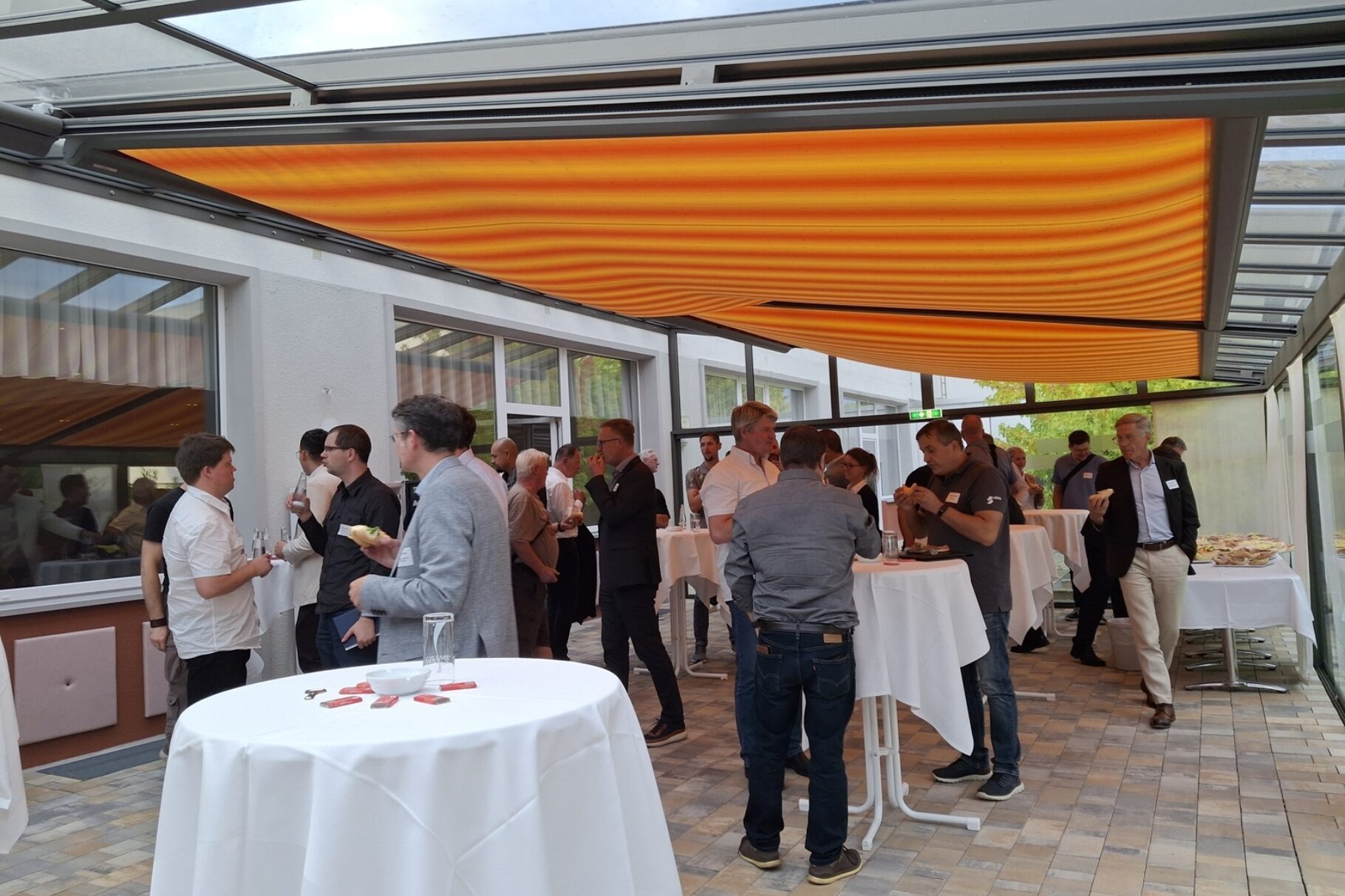 Im Anschluss der Veranstaltung konnten die Teilnehmer Fragen an die Referenten stellen und Netzwerken.