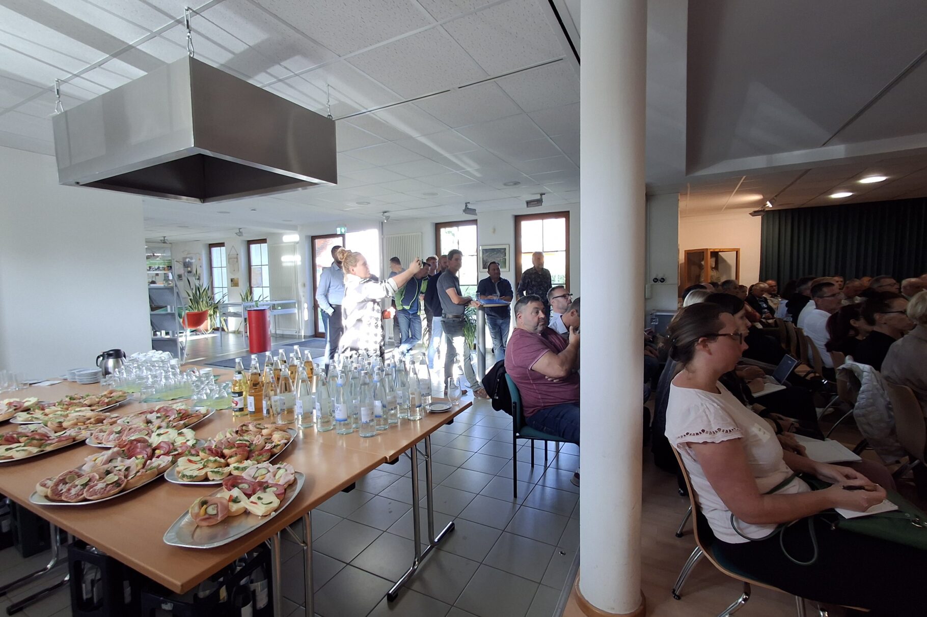 Fingerfood und Getränke erleichtern das Netzwerken nach der Veranstaltung.