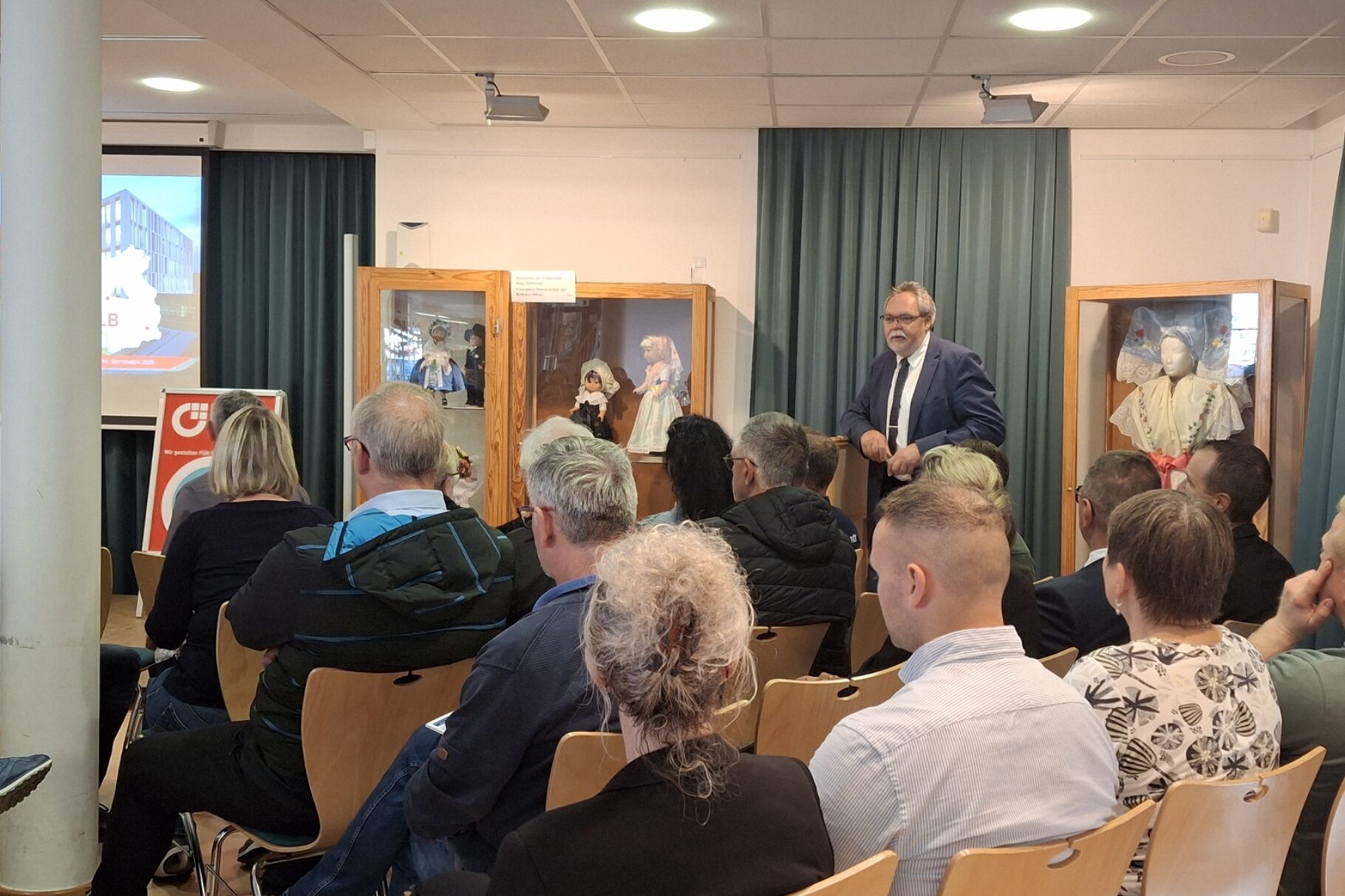 Herr Weißhaupt präsentiert die Möglichkeiten der JTF-Unternehmensförderung den Teilnehmern der Veranstaltung