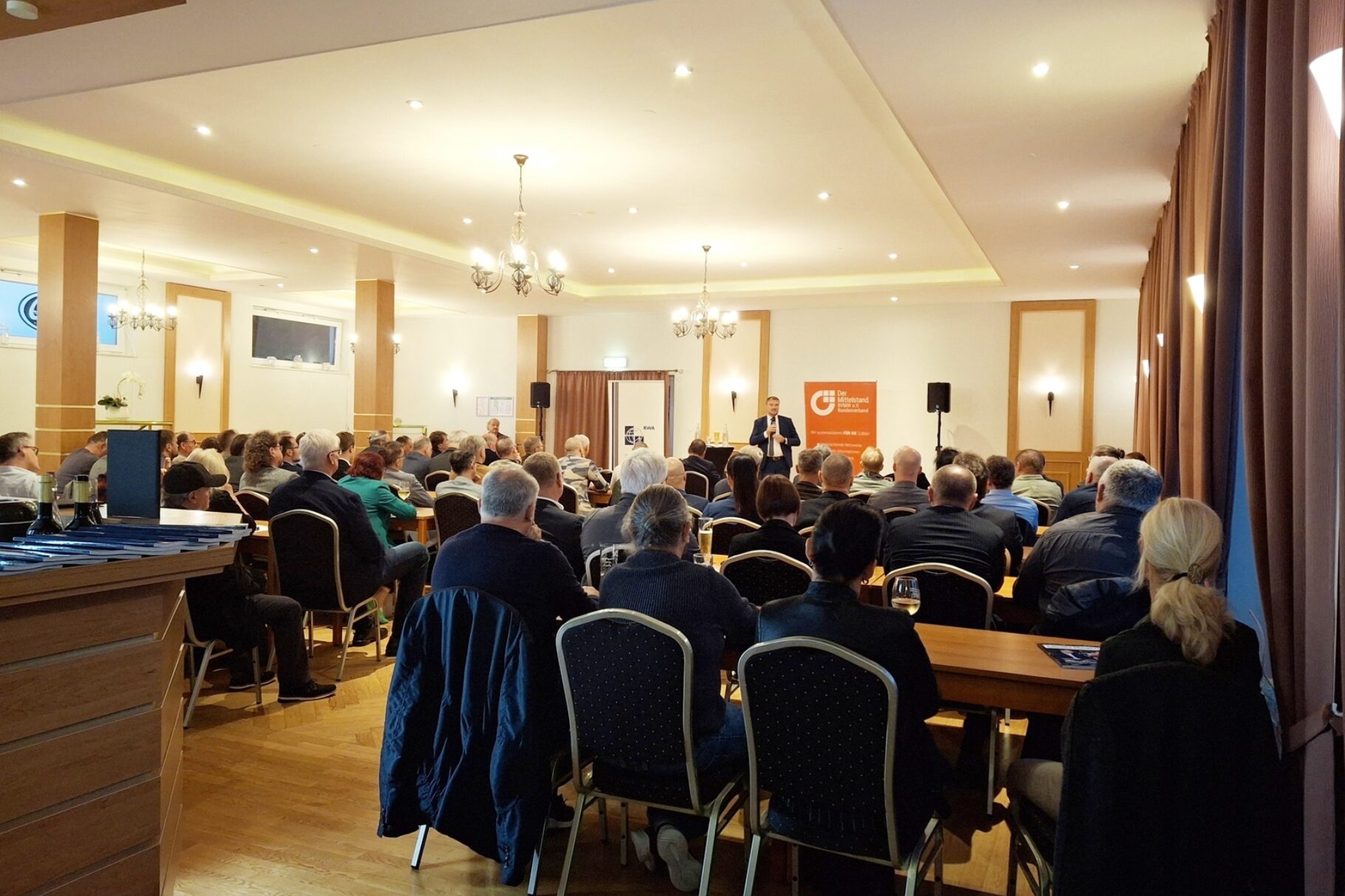 Der Wirtschaftsminister Daniel Keller gibt auf alle Fragen eine Antwort.