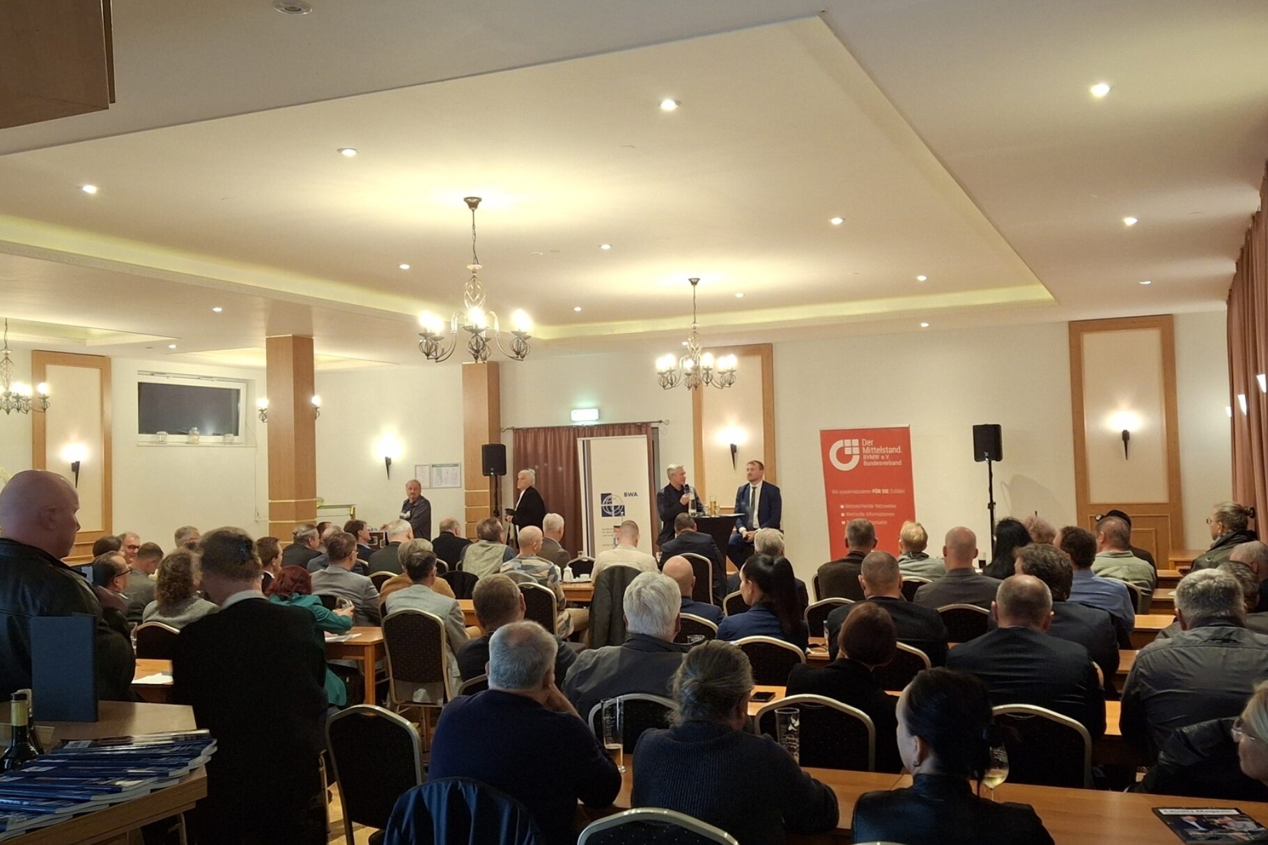 Der Saal des Hotels „Willmersdorfer Hof“ war voller Mitglieder und interessierter Unternehmer.