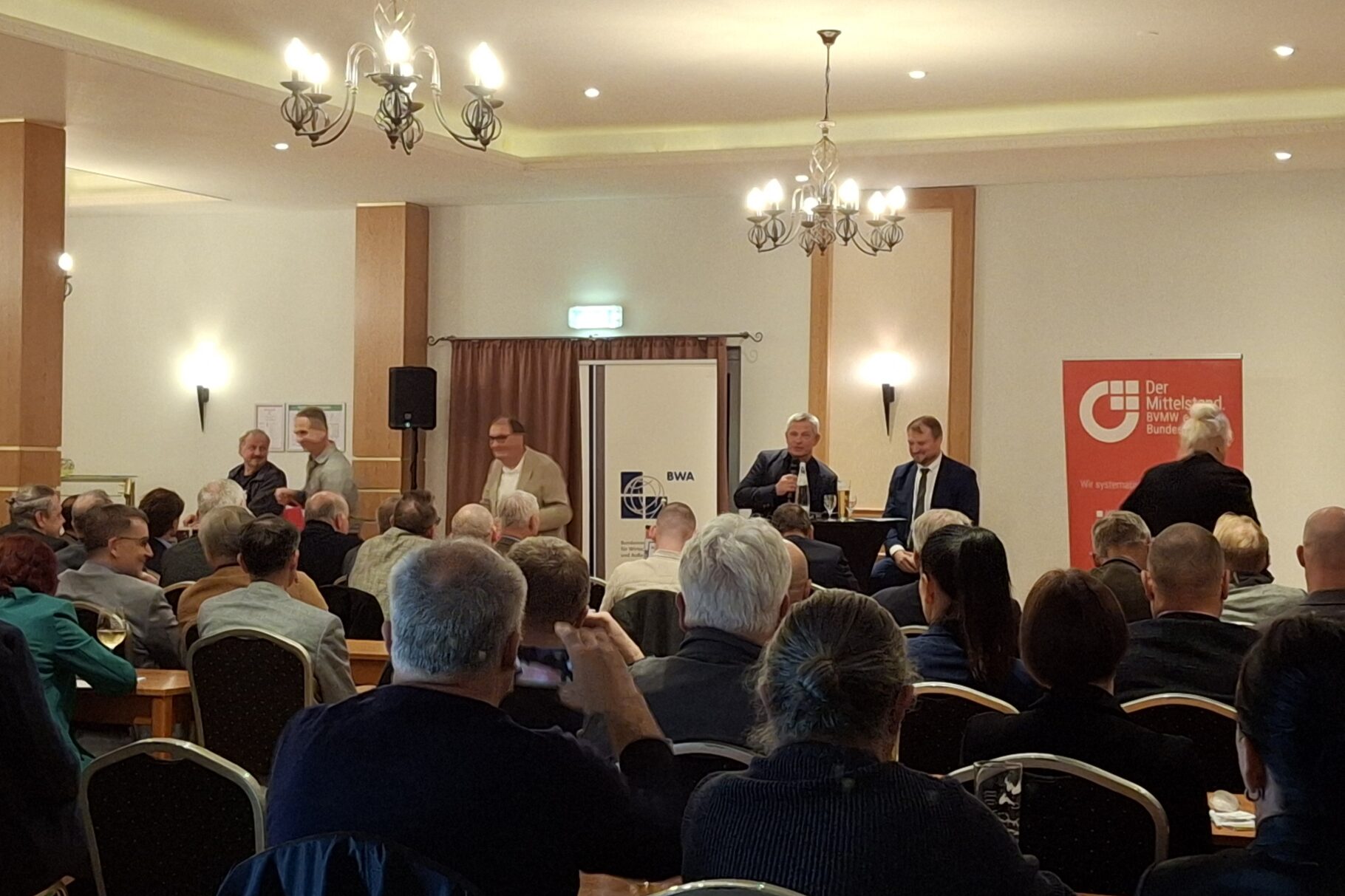 Jede Frage an Wirtschaftsminister Daniel Keller erhielt eine Antwort.