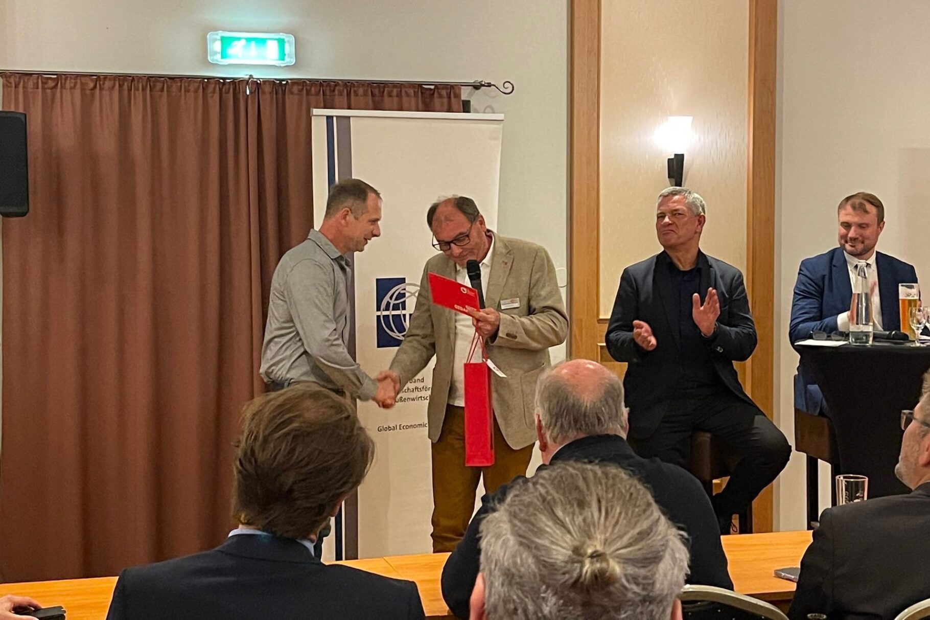 Herr Lindstädt erhält Ehrung von Carsten Böhm