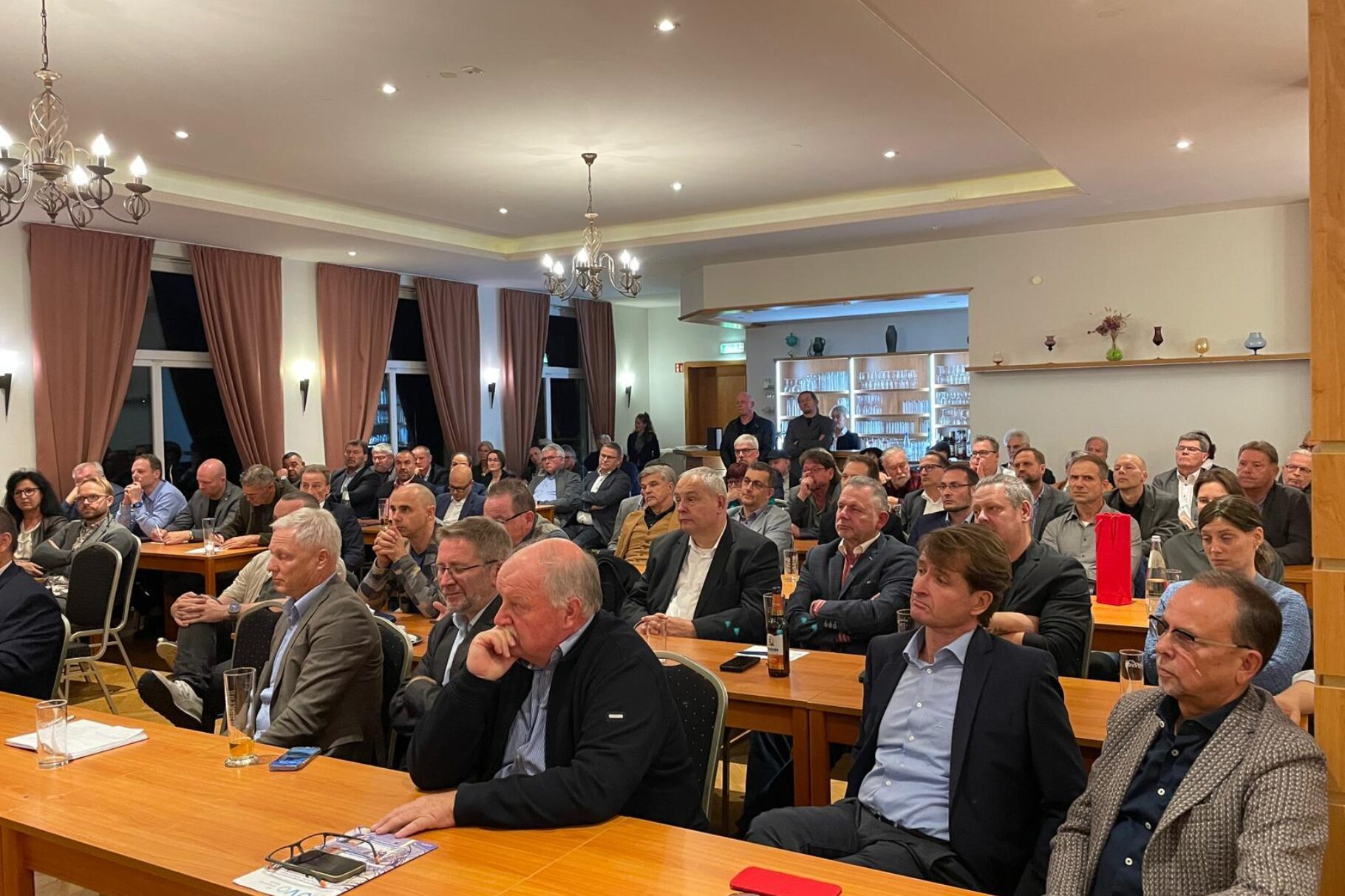 Die Teilnehmer während der Diskussionsrunde mit Wirtschaftsminister Daniel Keller.