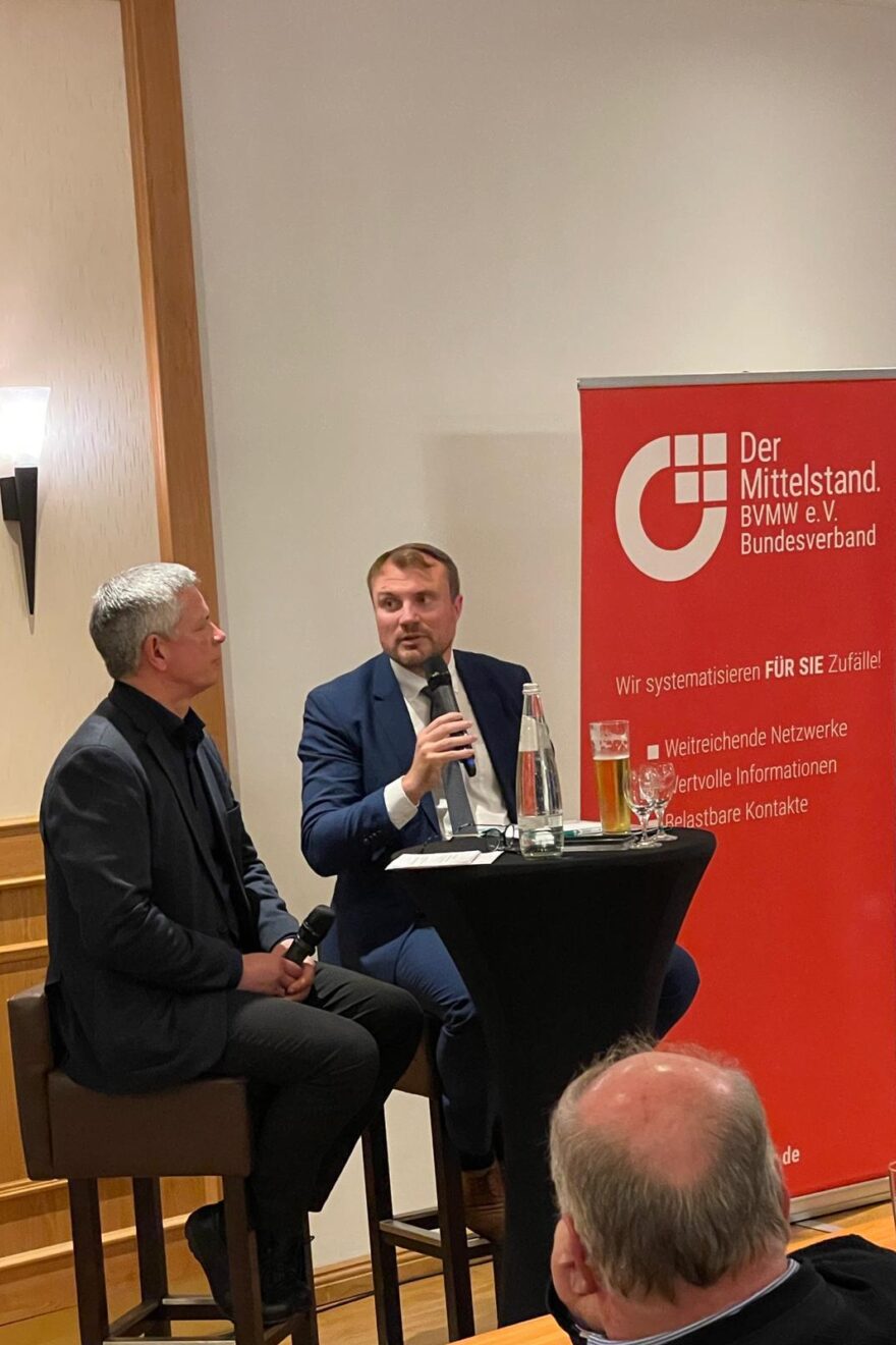 Herr Ralf Henkler vom BVMW e.V. moderiert die Diskussionsrunde mit dem Wirtschaftsminister Daniel Keller.
