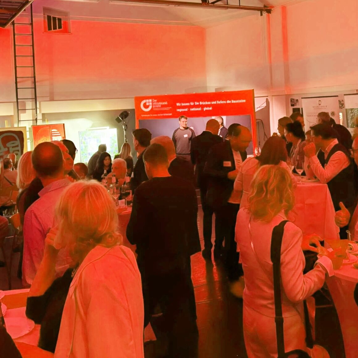 Teilnehmer der Veranstaltung genießen den Ausklang des Abends mit Buffet.