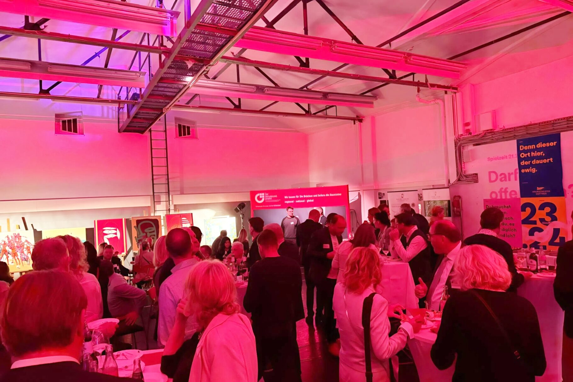 Die Teilnehmer des BVMW Jahresempfanges ließen den Abend im Malsaal ausklingen.