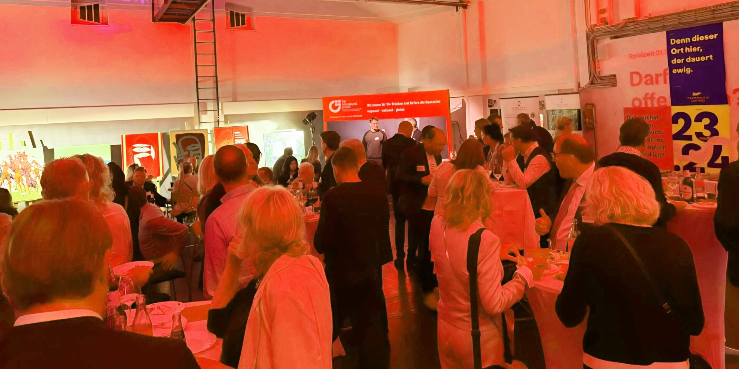 Teilnehmer der Veranstaltung genießen den Ausklang des Abends mit Buffet.