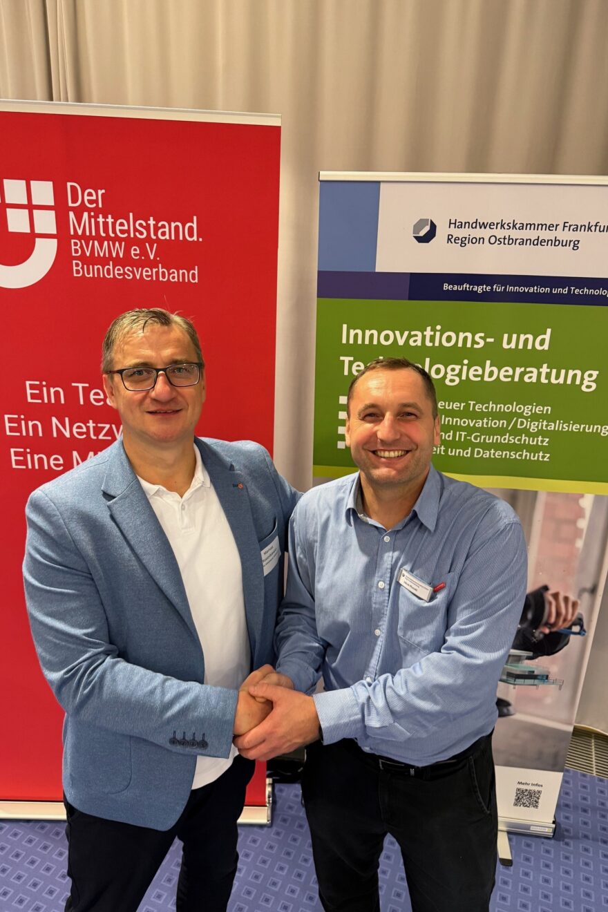 Mariusz Rzeznikiewicz vom BVMW Frankfurt (Oder) und Jakub Plonski von der HWK FFO