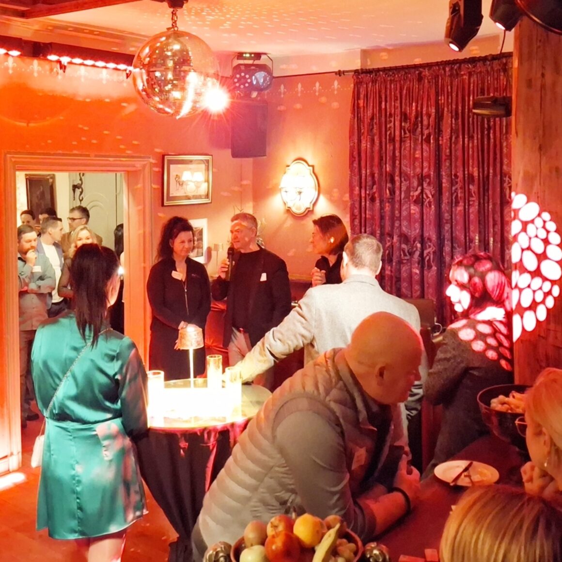 Teilnehmer während der BVMW Abschluss-Party 2025 in Milkersdorf.