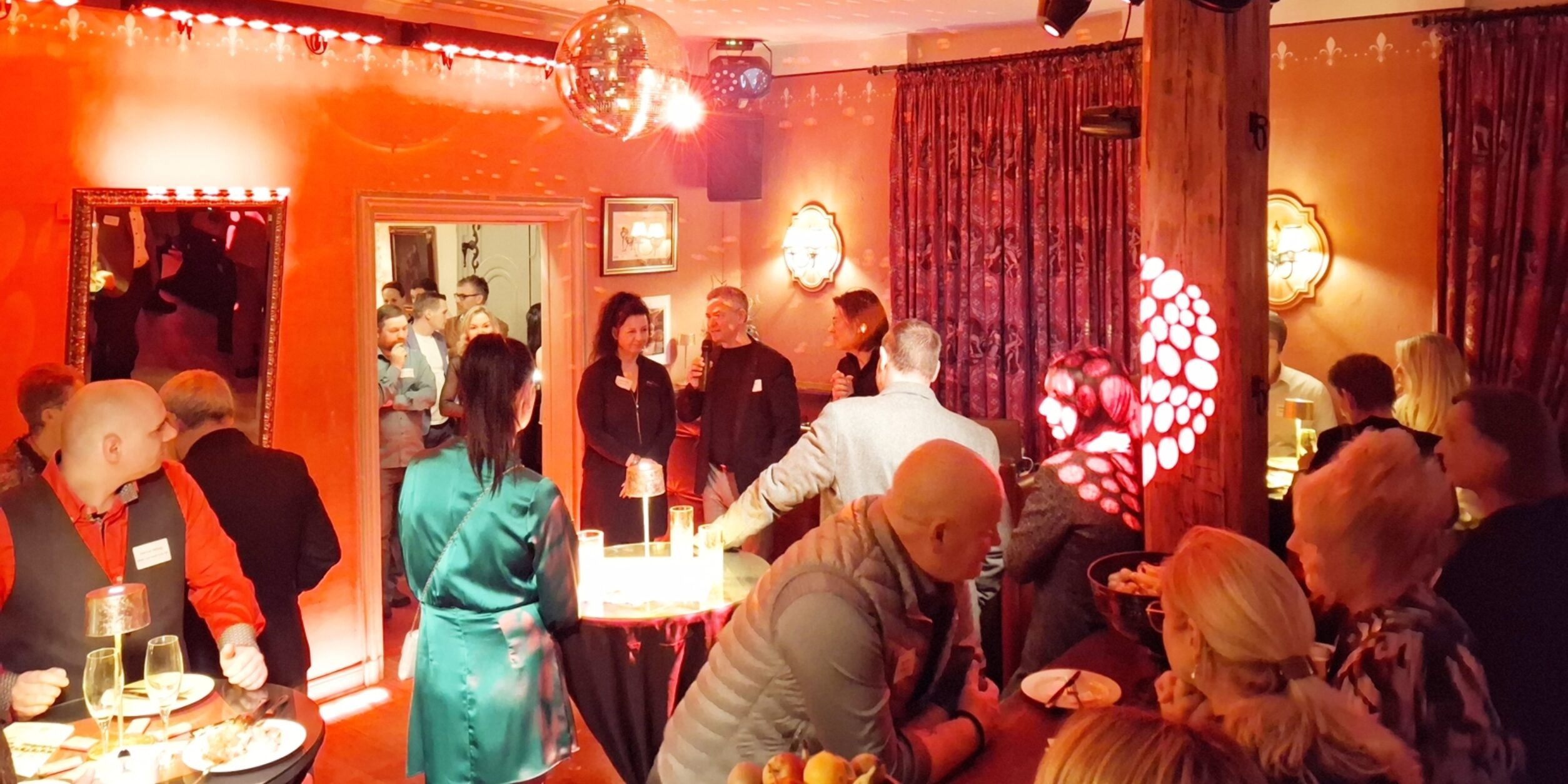 Teilnehmer während der BVMW Abschluss-Party 2025 in Milkersdorf.