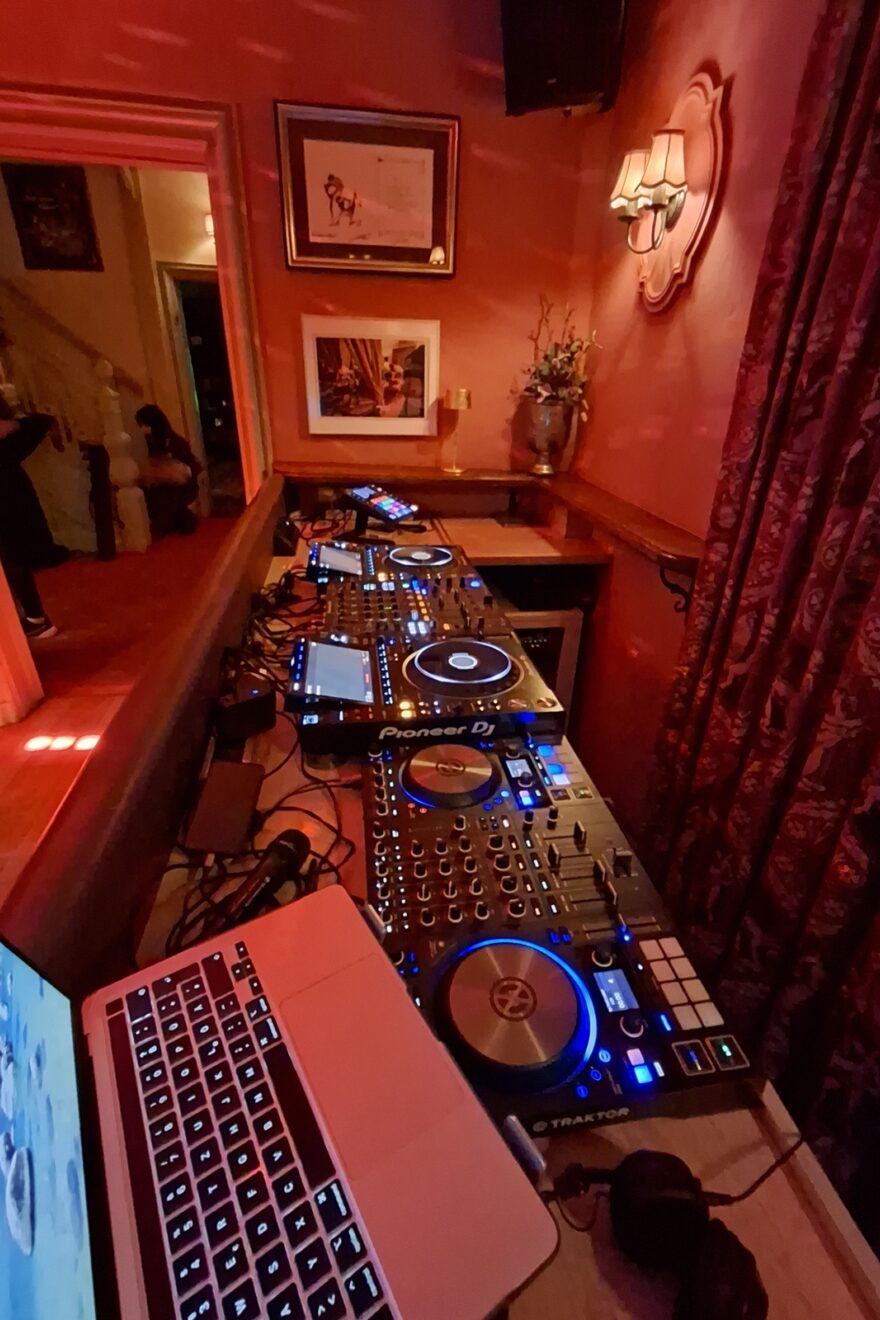 DJ Pult bei der BVMW Abschluss-Party 2025