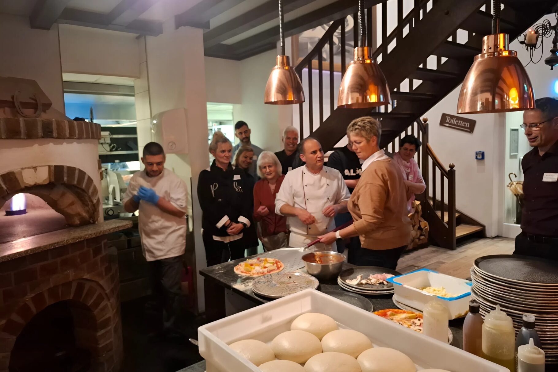 Teilnehmer des Abends dürfen mit Chefkoch Giovanni Pizza kreieren.