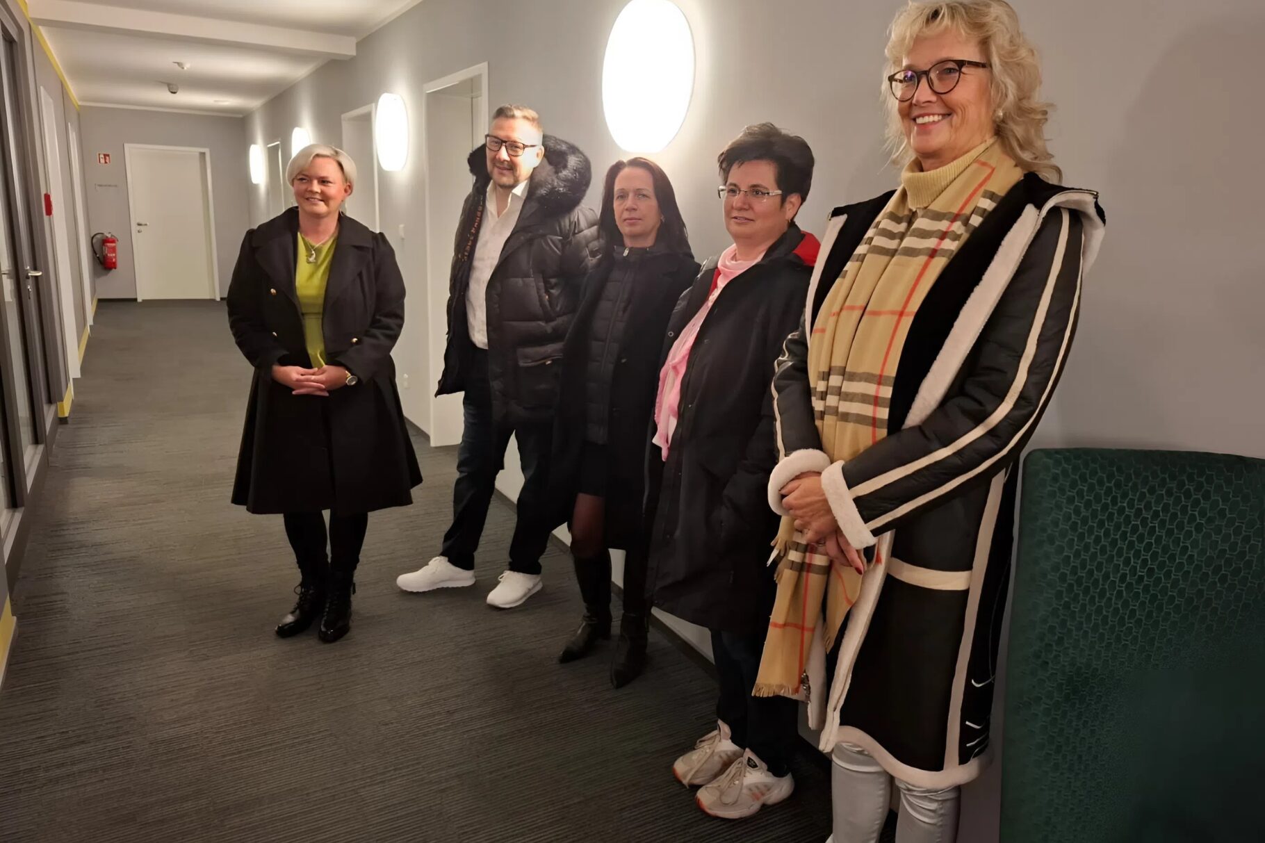 Teilnehmer der Hotelbesichtigung während des Rundganges.