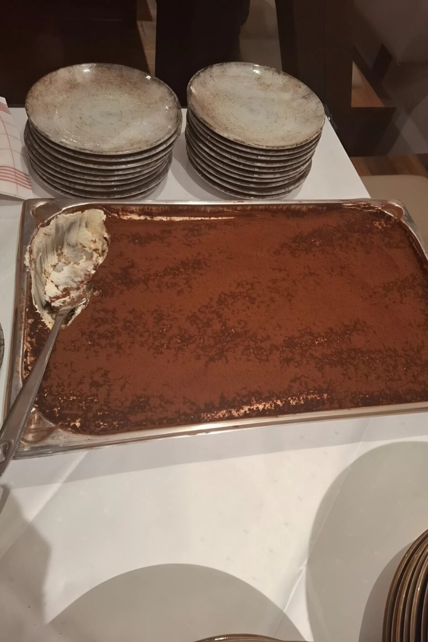 Zum Nachtisch gab es reichlich hausgemachtes Tiramisù.