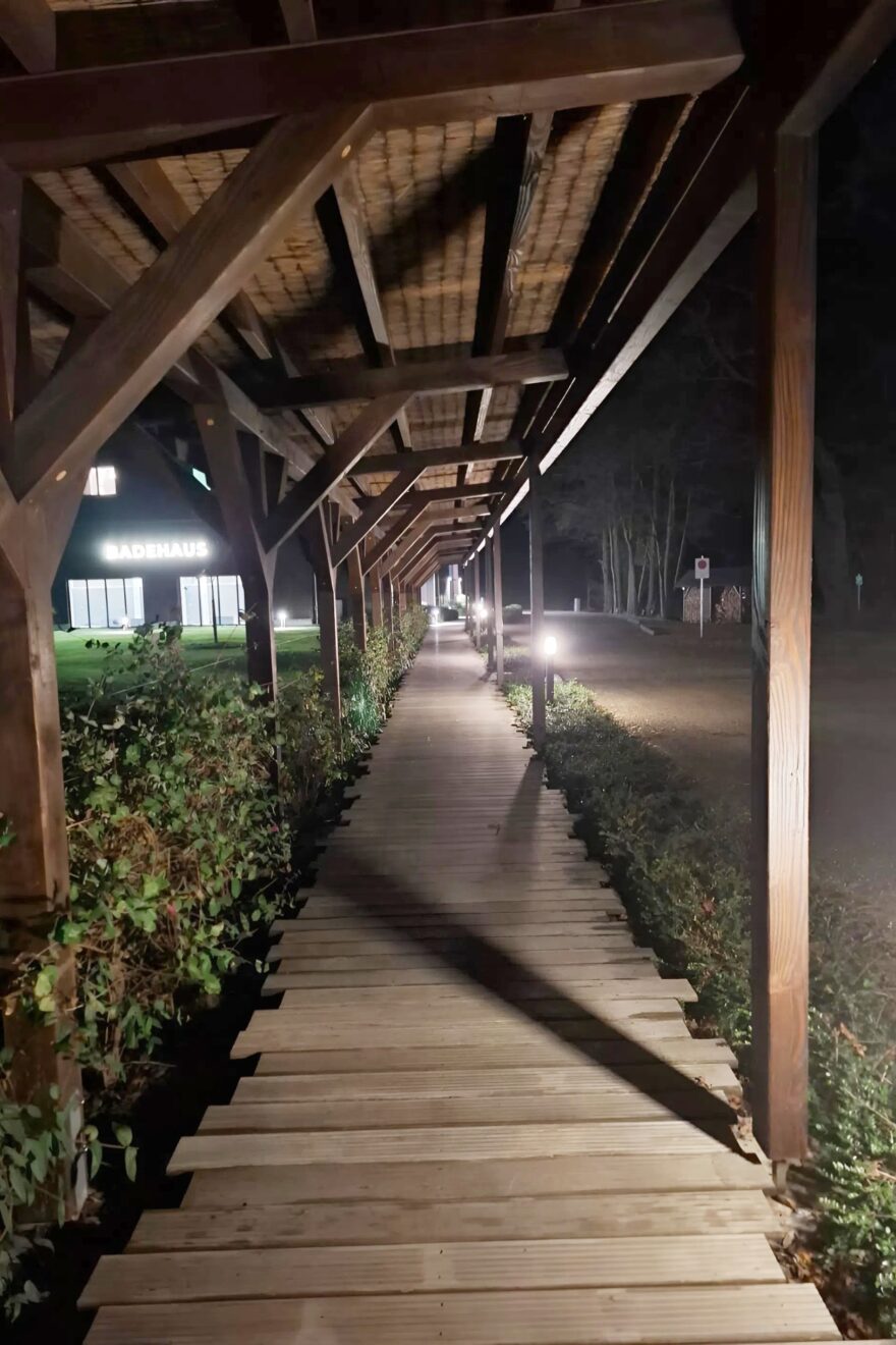 Auf dem Rundgang durchs Hotel Il Fieniele entdecken die Teilnehmer ein Badehaus und eine Außenpool.