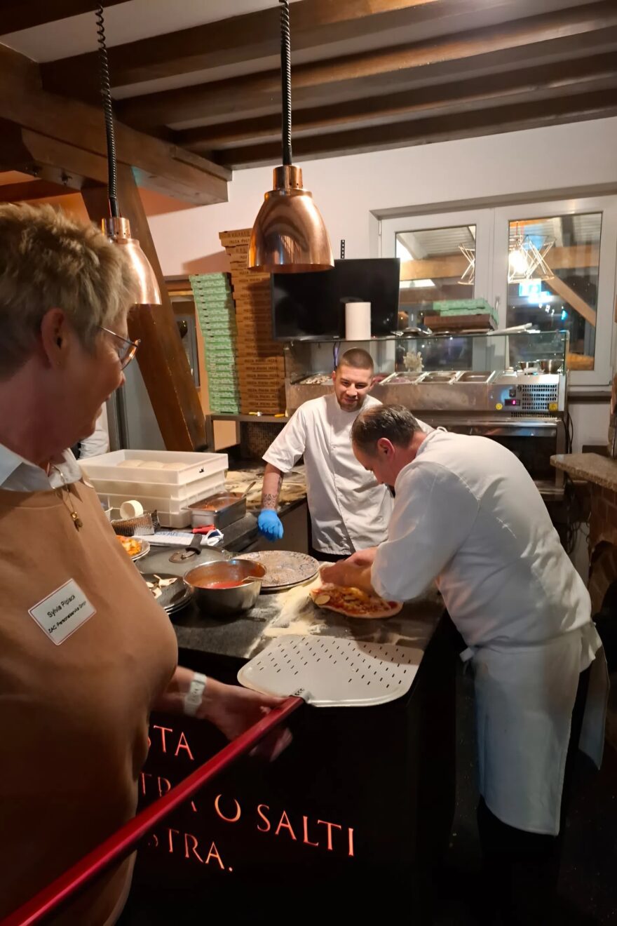 Auch wie die Pizza in den Ofen kommt lernen die Teilnehmer des Netzwerkabends.