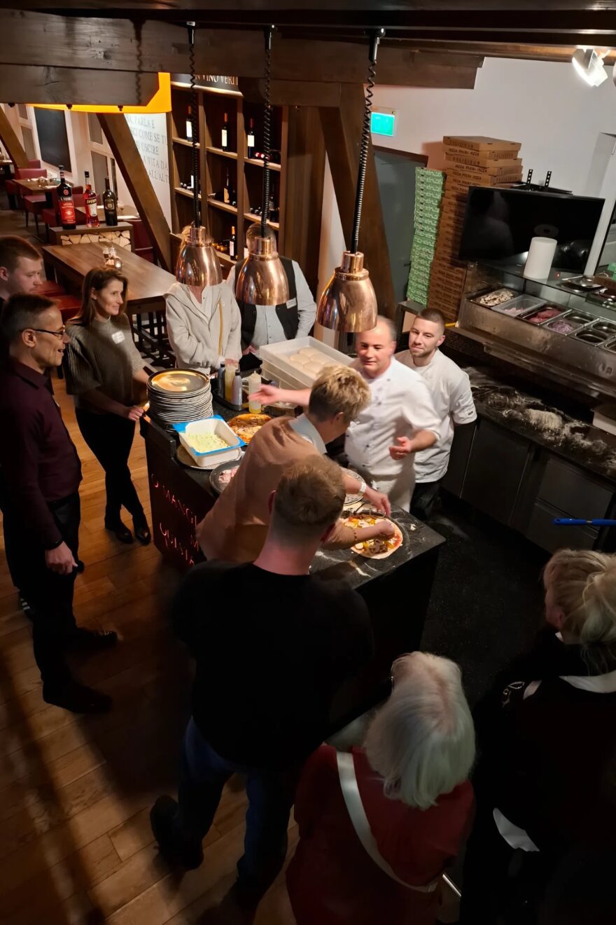 Teilnehmer des Abends lernen bei Chefkoch Giovanni wie italienische Pizza gemacht wird.