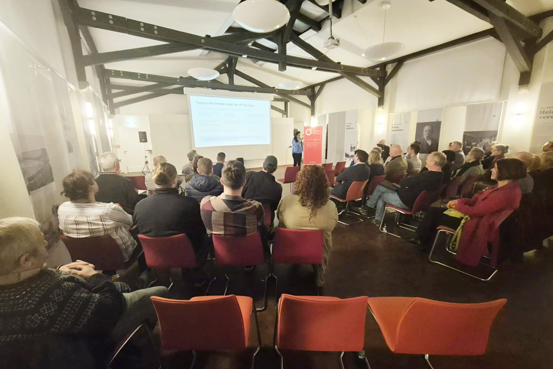 Teilnehmer der Veranstaltung lauschen Silvana Nimtz.