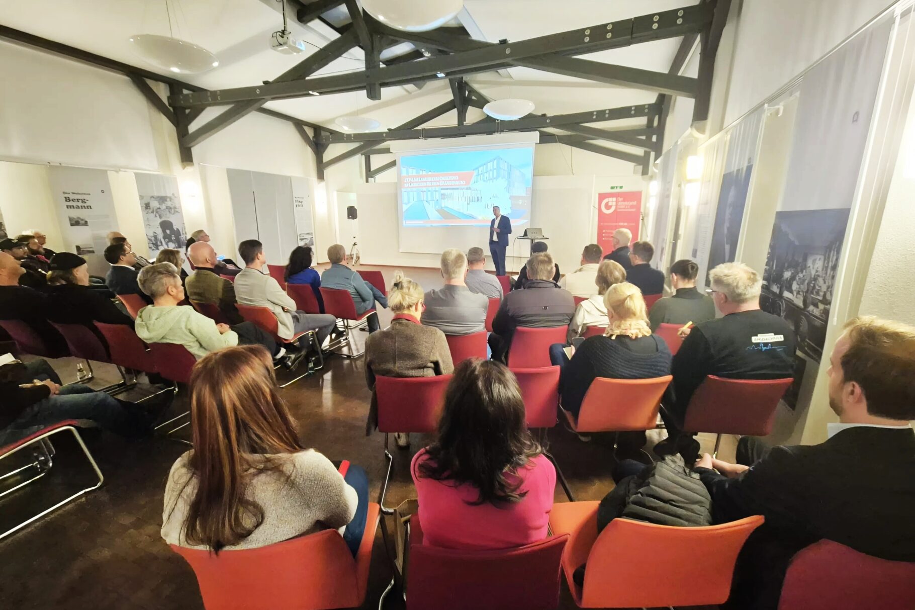 Die Teilnehmer der Veranstaltung lauschen Sebastian Giersch (ILB).