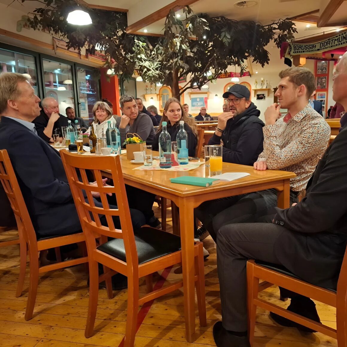 Teilnehmer der Veranstaltung mit Cheftrainer Claus-Dieter Wollitz vom FC Energie Cottbus.