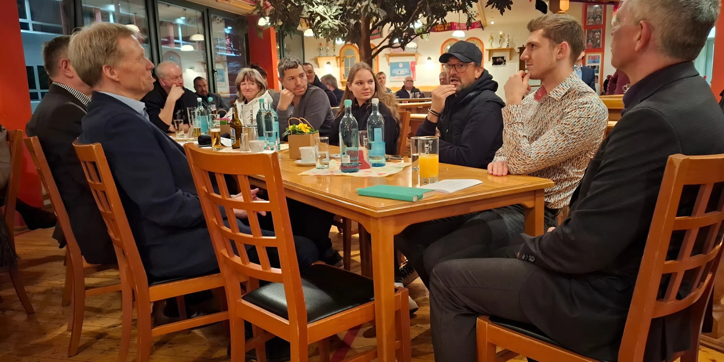 Teilnehmer der Veranstaltung mit Cheftrainer Claus-Dieter Wollitz vom FC Energie Cottbus.