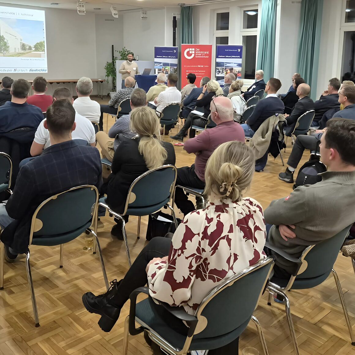 Teilnehmer der Veranstaltung "Exklusive Infos zum Bau und Betrieb des Leistungszentrums Schwarzheide" während der Vorträge.