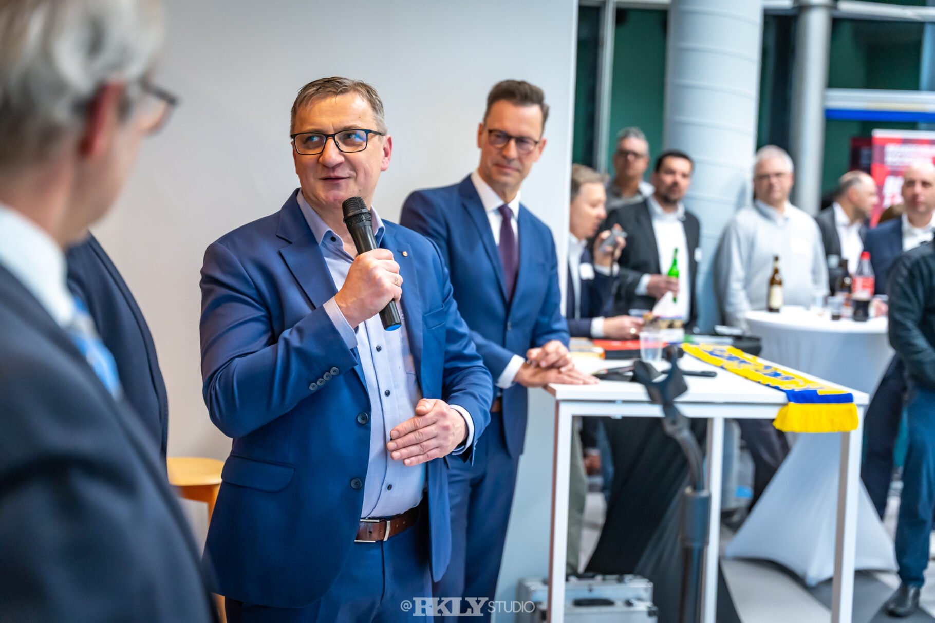 Mariusz Rzeznikiewicz begrüßt die Teilnehmer der Veranstaltung "360 Grad Vision"