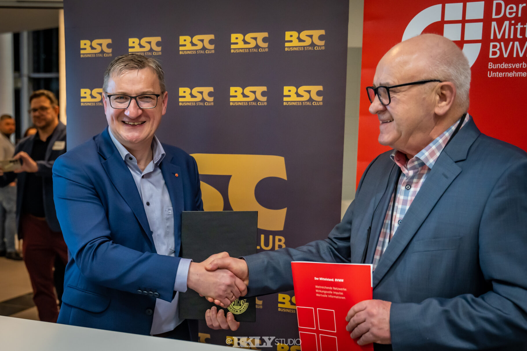 Mariusz Rzeznikiewicz vom BVMW e.V. begrüßt seine Gäste.