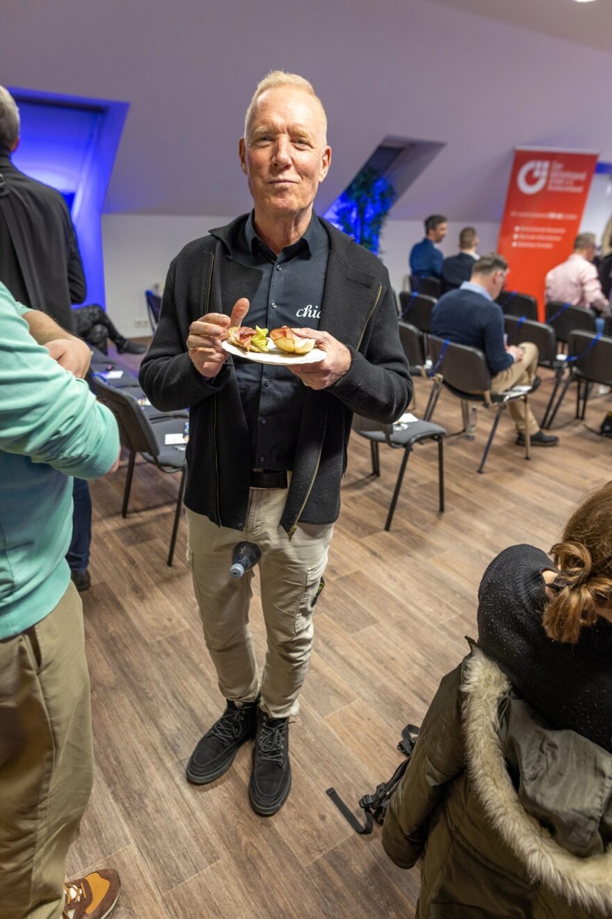 Teilnehmer nach der Veranstaltung mit Imbiss am netzwerken