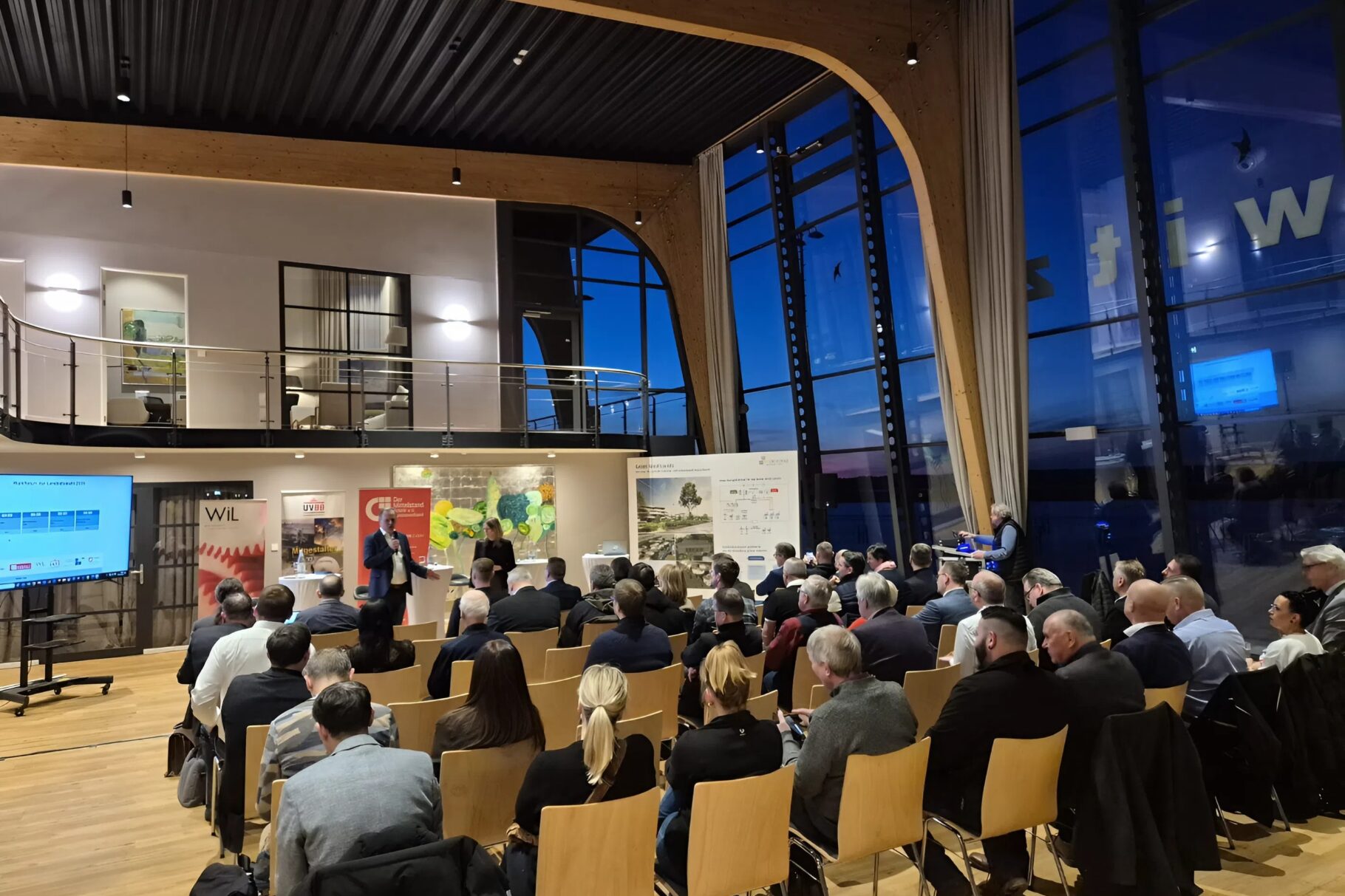 Teilnehmer der Veranstaltung während der Diskussionsrunde.