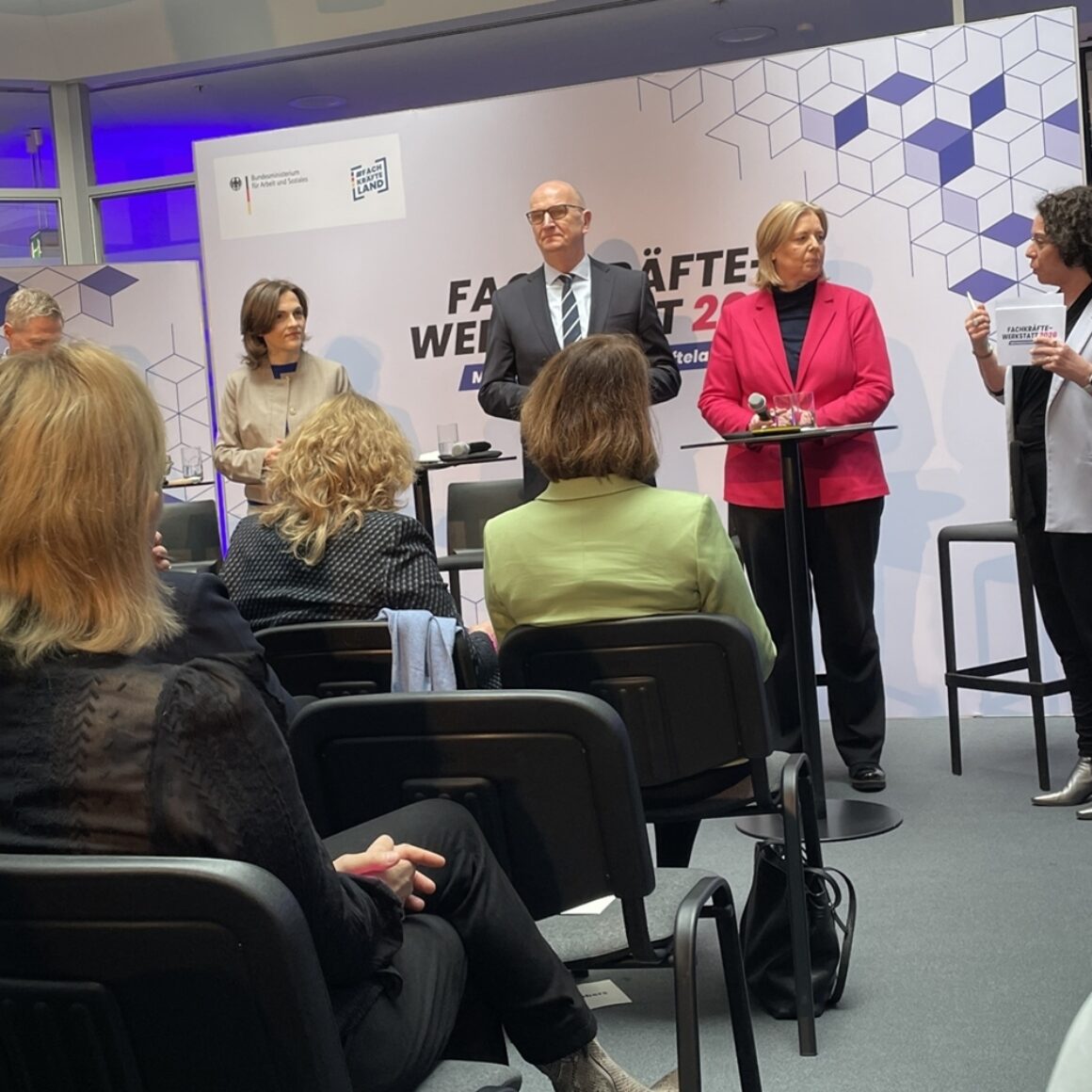 v.l.n.r. Dr. Dirk Geisinger, Rolls-Royce Deutschland, Vorsitzender der Geschäftsführung; Elisabeth Kaiser, Beauftragte der Bundesregierung für Ostdeutschland; , Dietmar Woidke, Ministerpräsident von Brandenburg; Bärbel Bas, Bundesministerin für Arbeit und Soziales; Dr. Julia Kropf Moderation