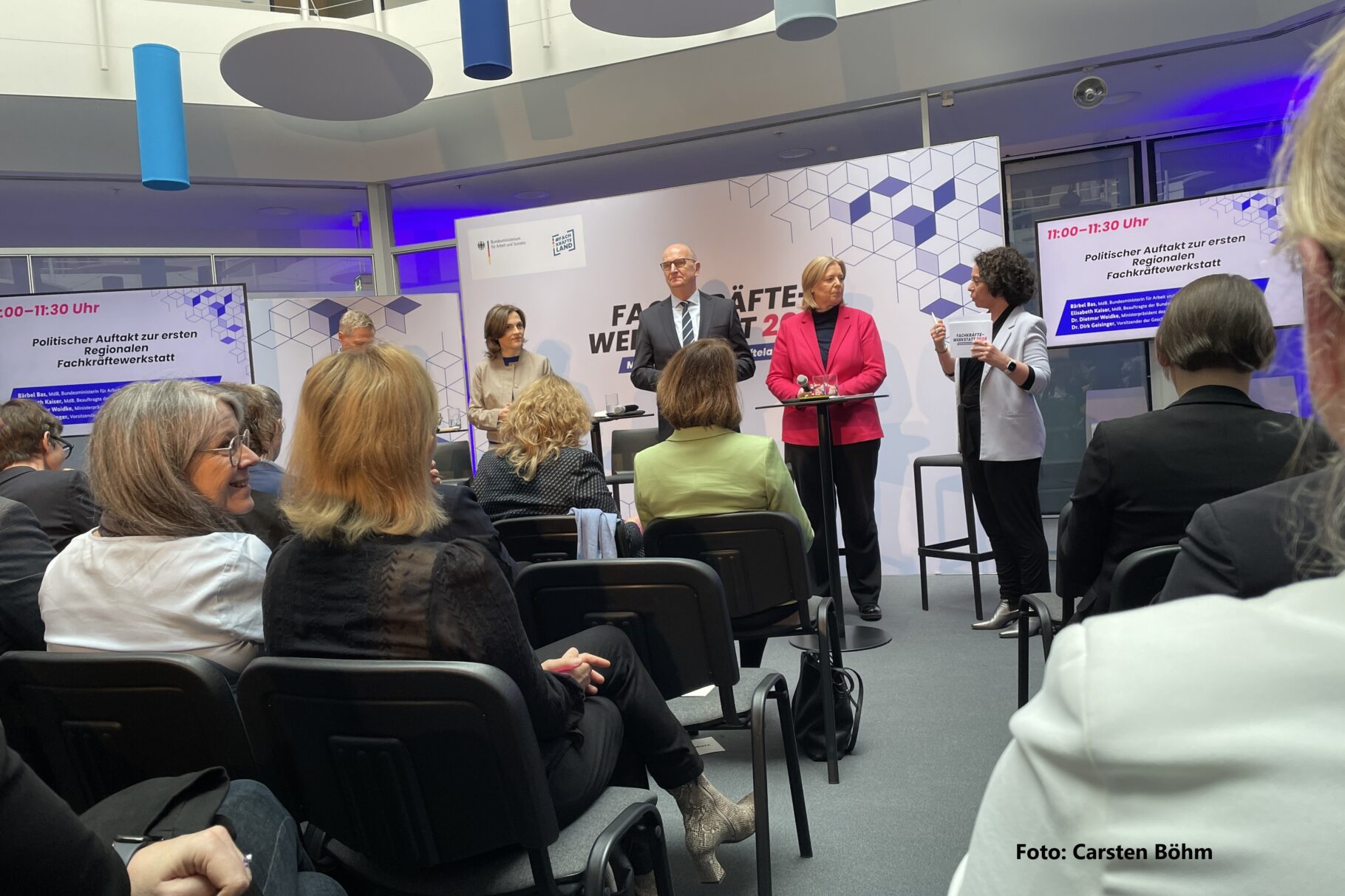 v.l.n.r. Dr. Dirk Geisinger, Rolls-Royce Deutschland, Vorsitzender der Geschäftsführung; Elisabeth Kaiser, Beauftragte der Bundesregierung für Ostdeutschland; , Dietmar Woidke, Ministerpräsident von Brandenburg; Bärbel Bas, Bundesministerin für Arbeit und Soziales; Dr. Julia Kropf Moderation