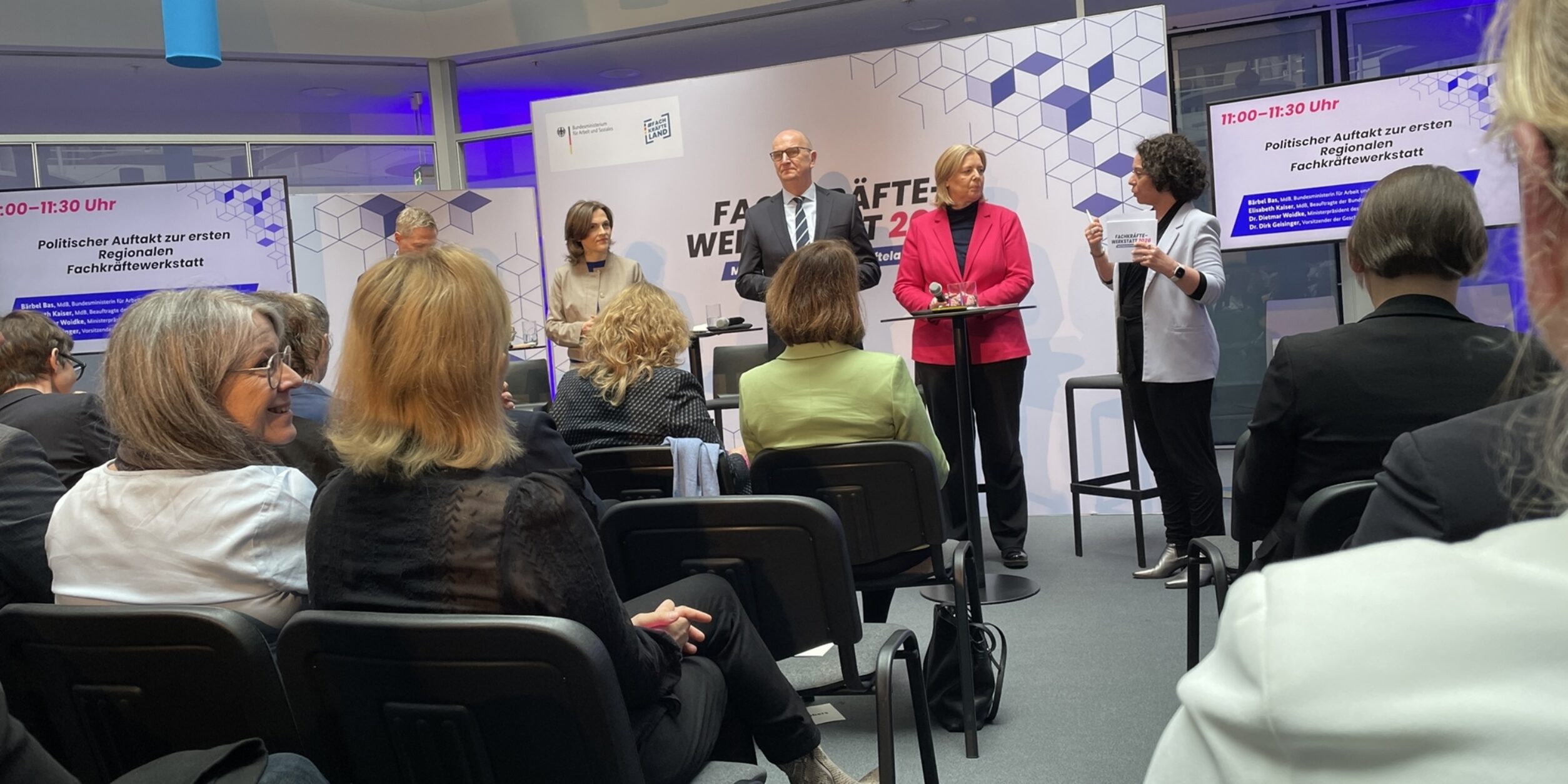 v.l.n.r. Dr. Dirk Geisinger, Rolls-Royce Deutschland, Vorsitzender der Geschäftsführung; Elisabeth Kaiser, Beauftragte der Bundesregierung für Ostdeutschland; , Dietmar Woidke, Ministerpräsident von Brandenburg; Bärbel Bas, Bundesministerin für Arbeit und Soziales; Dr. Julia Kropf Moderation