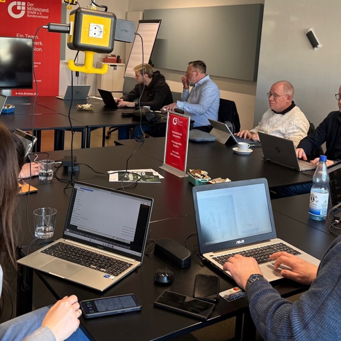 Teilnehmer der Veranstaltung Vibe Coding am PC