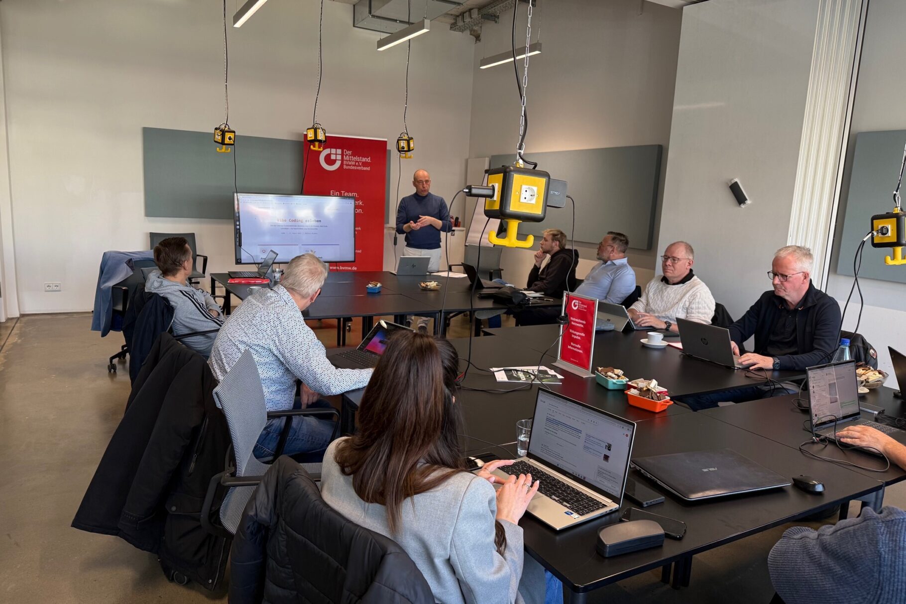 Teilnehmer der Veranstaltung Vibe Coding am PC