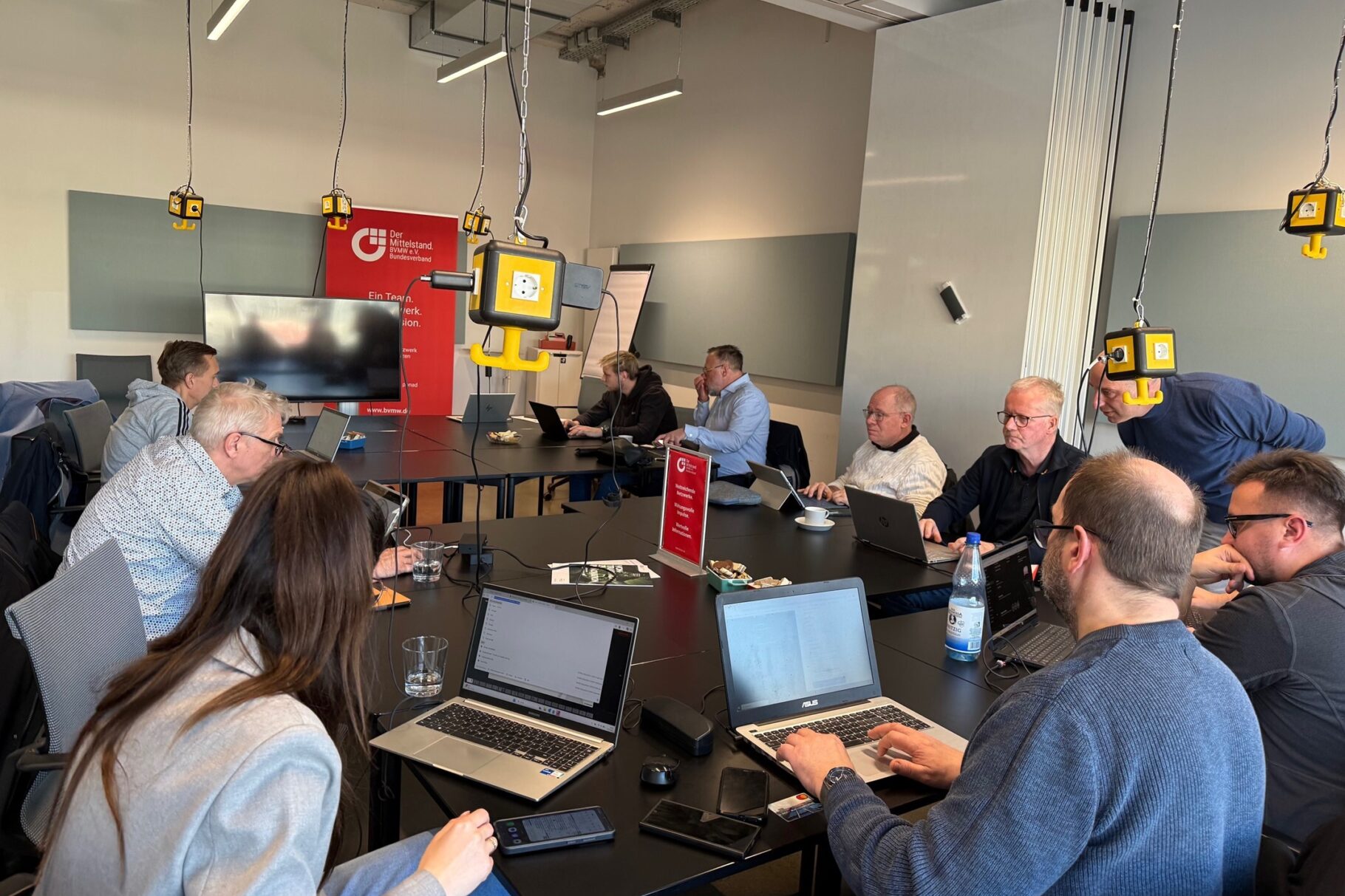 Teilnehmer der Veranstaltung Vibe Coding am PC