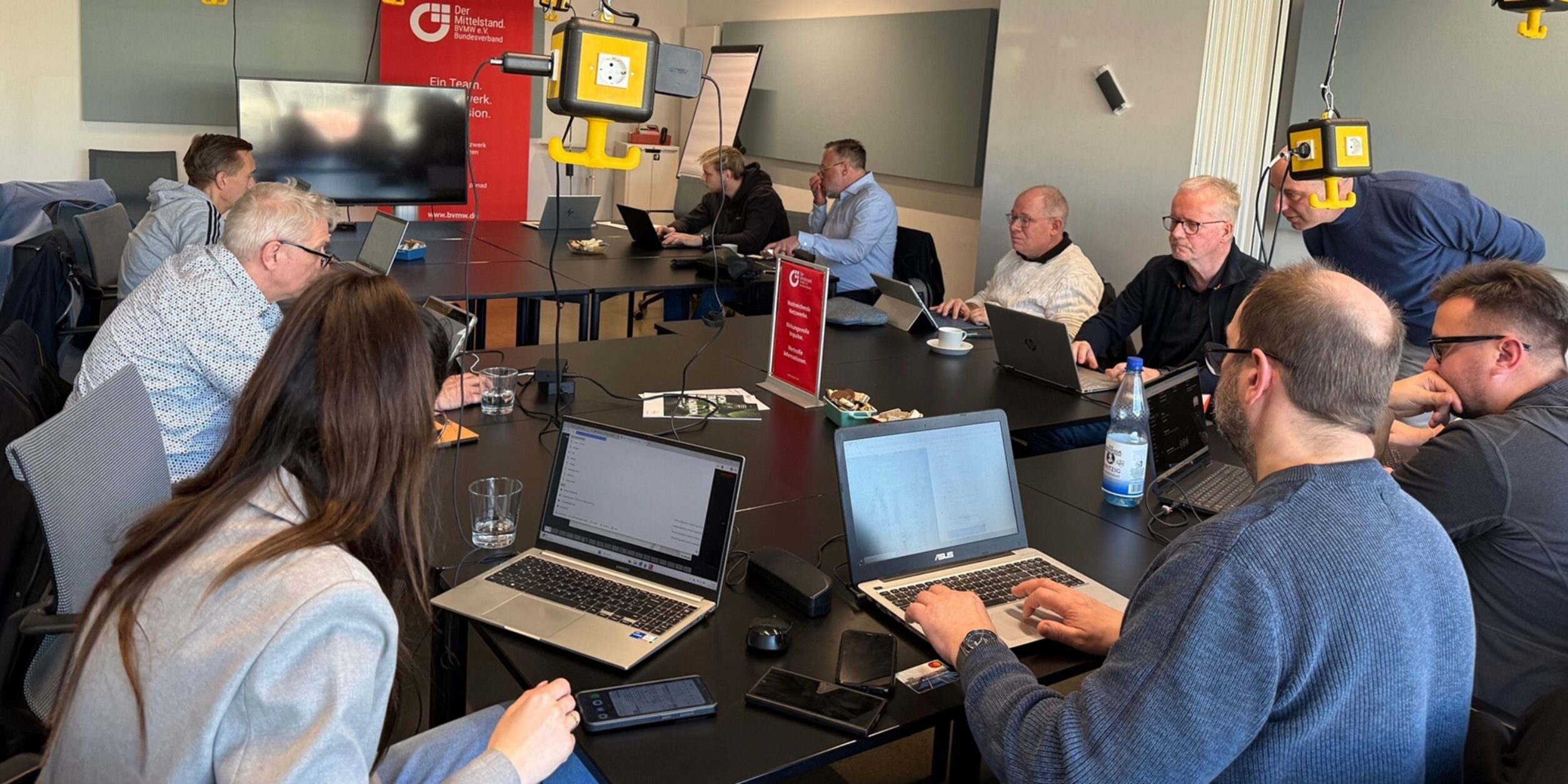 Teilnehmer der Veranstaltung Vibe Coding am PC