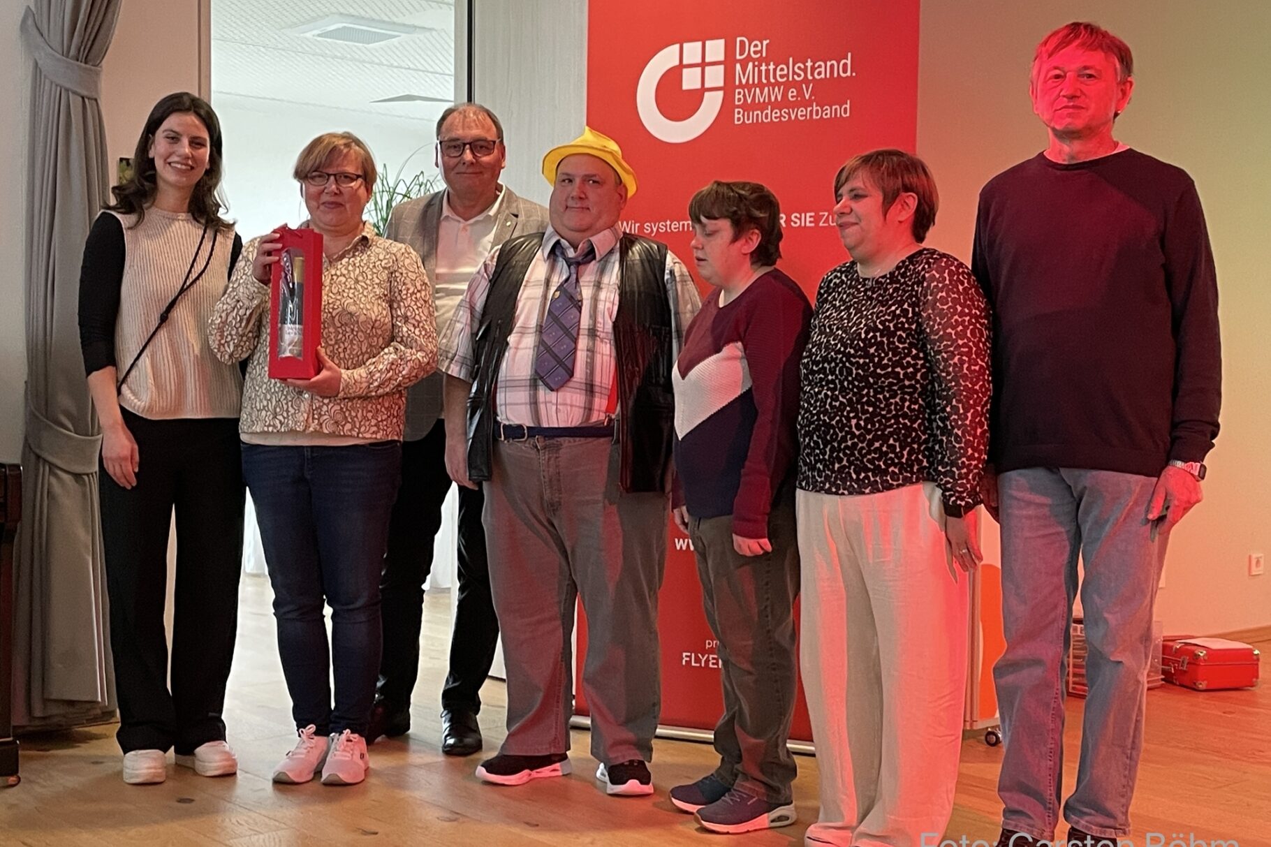 v.l.n.r Laura Kristina Wolf z von „Kult!INKoffer“ des ElsterWerk Unternehmensverbandes mit ihren Teamtrainer/innen; Carsten Böhm Der Mittelstand.BVMW Wirtschaftsregion Brandenburg