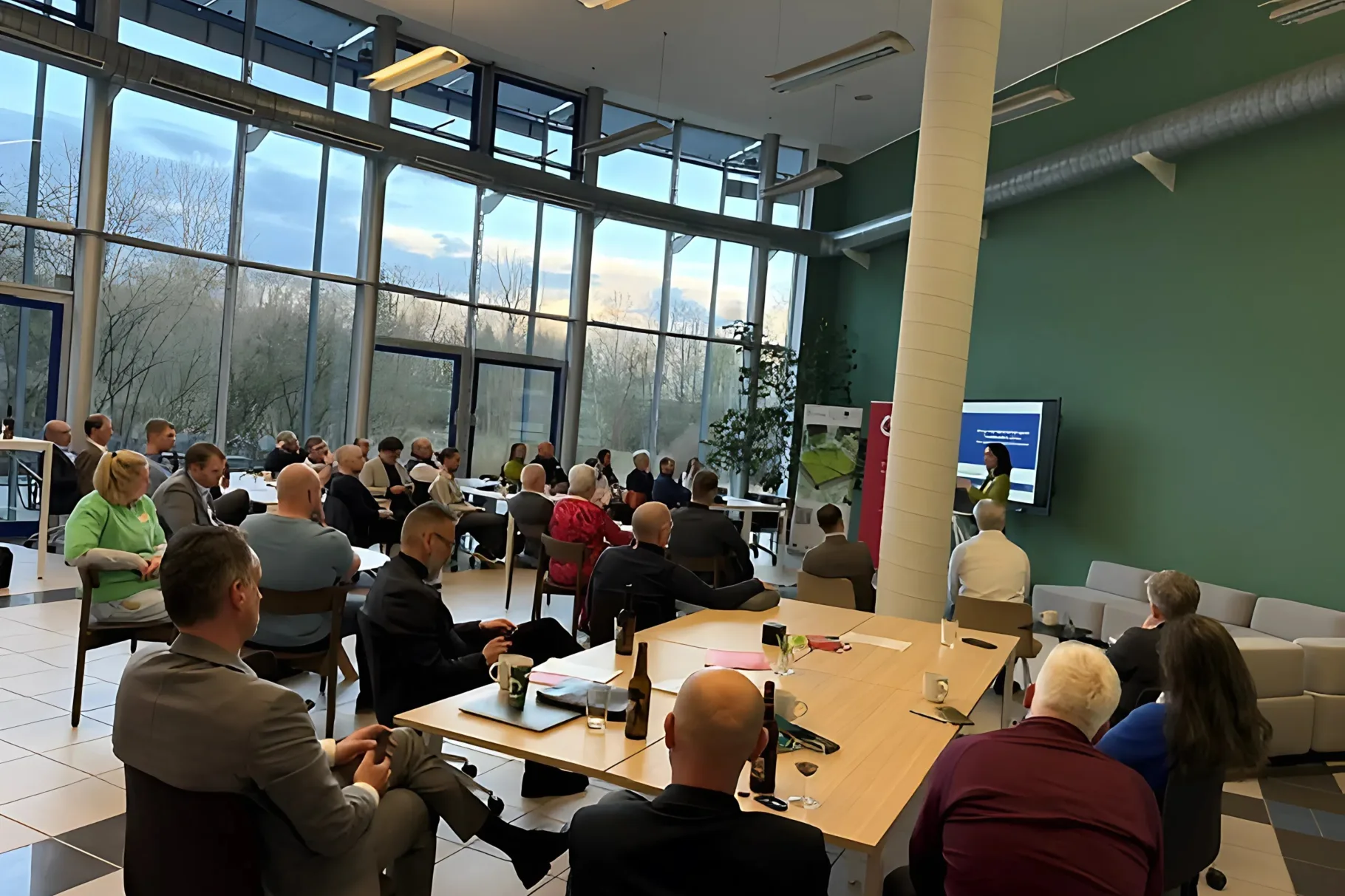 Teilnehmer lauschen den Rednern bei der Veranstaltung Transformation