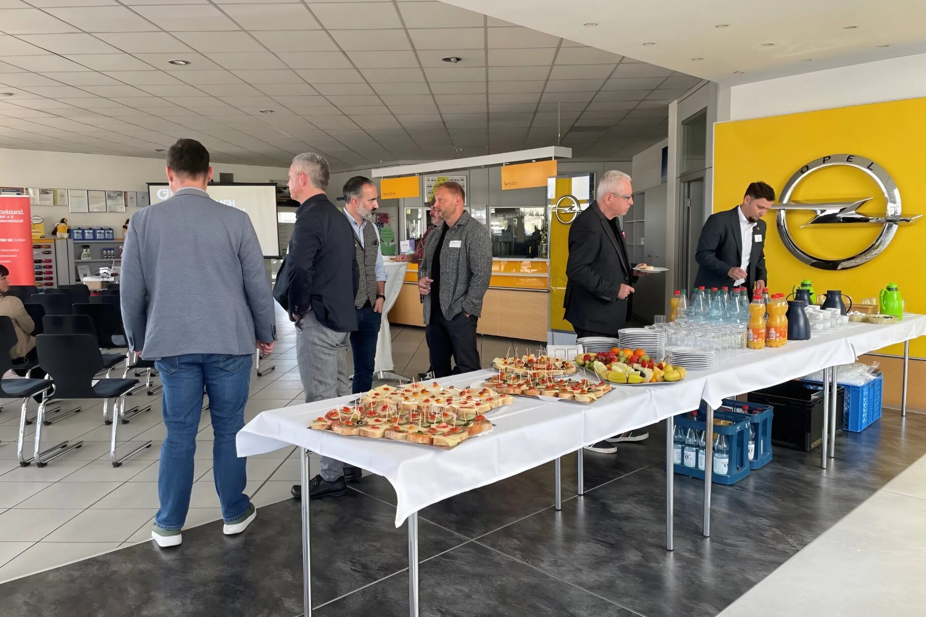 Teilnehmer nach der Veranstaltung am Netzwerken beim Buffet.