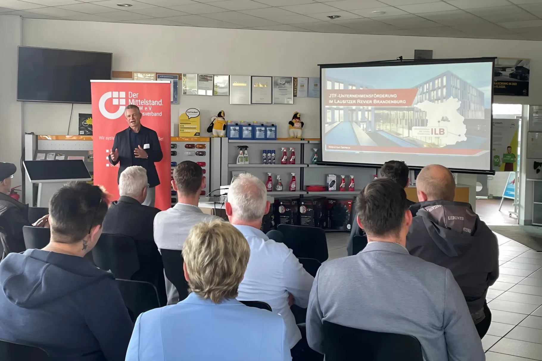 Teilnehmer der Veranstaltung JTF-Förderprogramm werden von Herrn Ralf Henkler vom BVMW begrüßt.