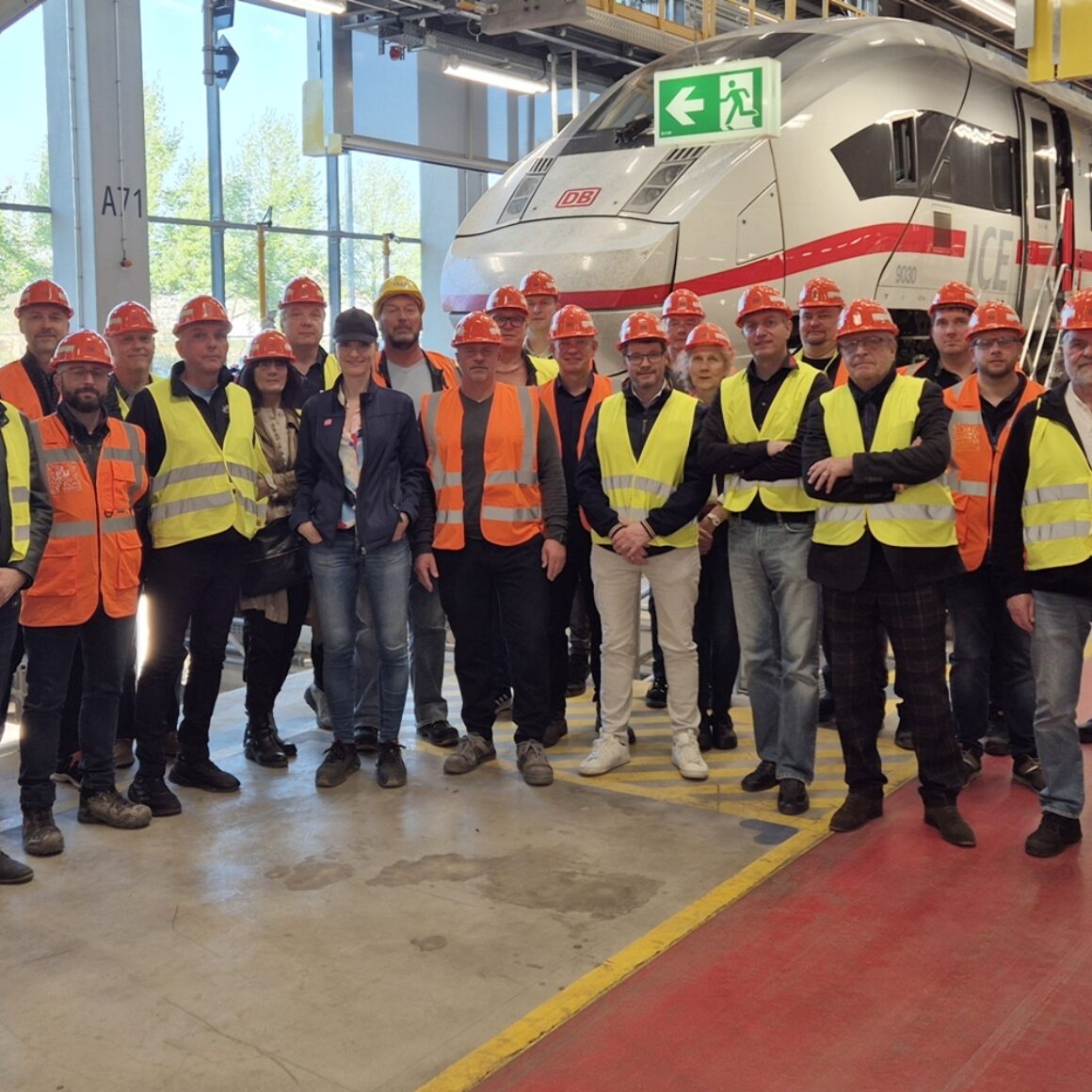 Gruppenbild der Teilnehmer im Inneren der Werkshalle.