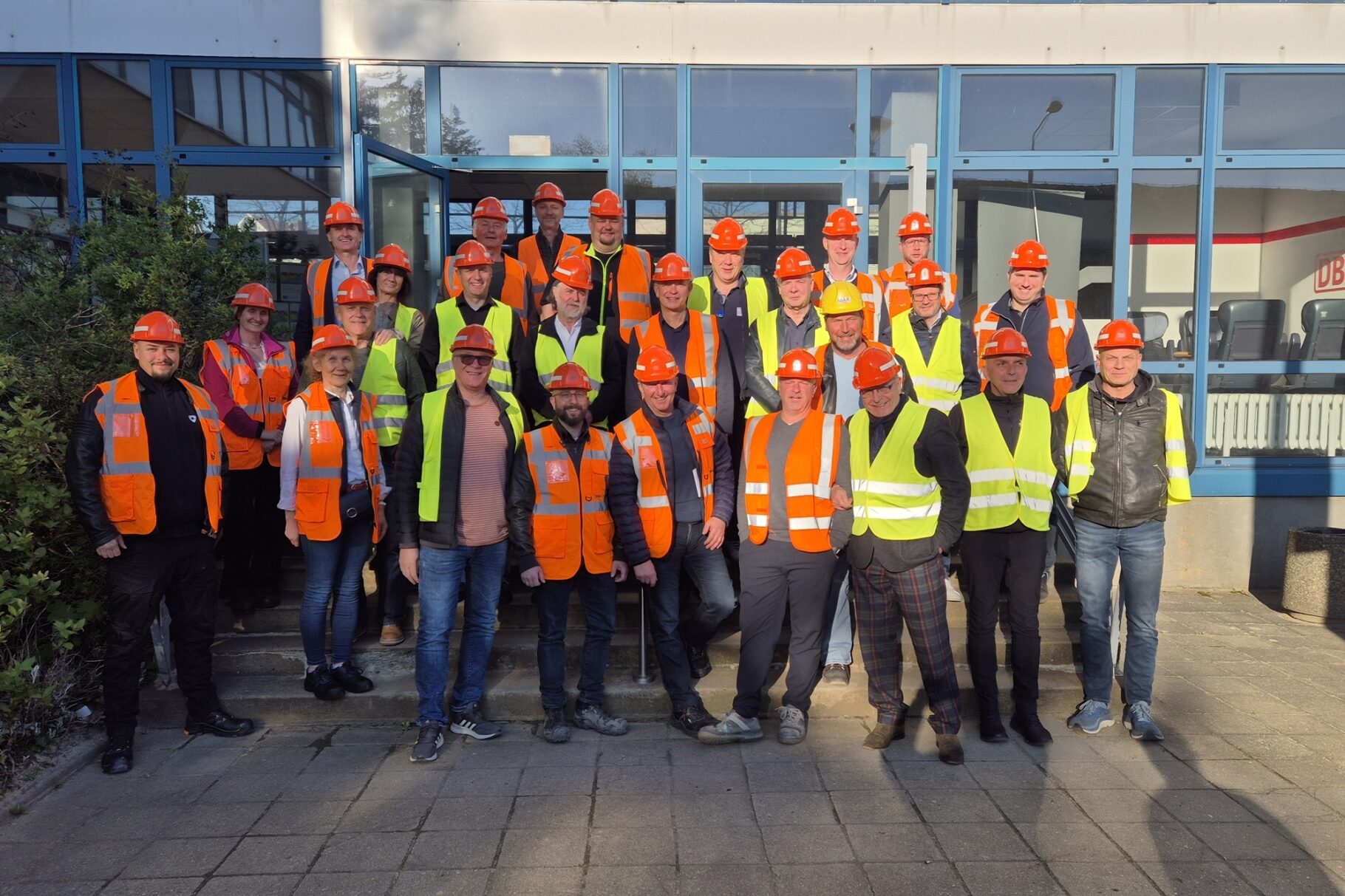 Gruppenbild der Teilnehmer vor der Werkshalle