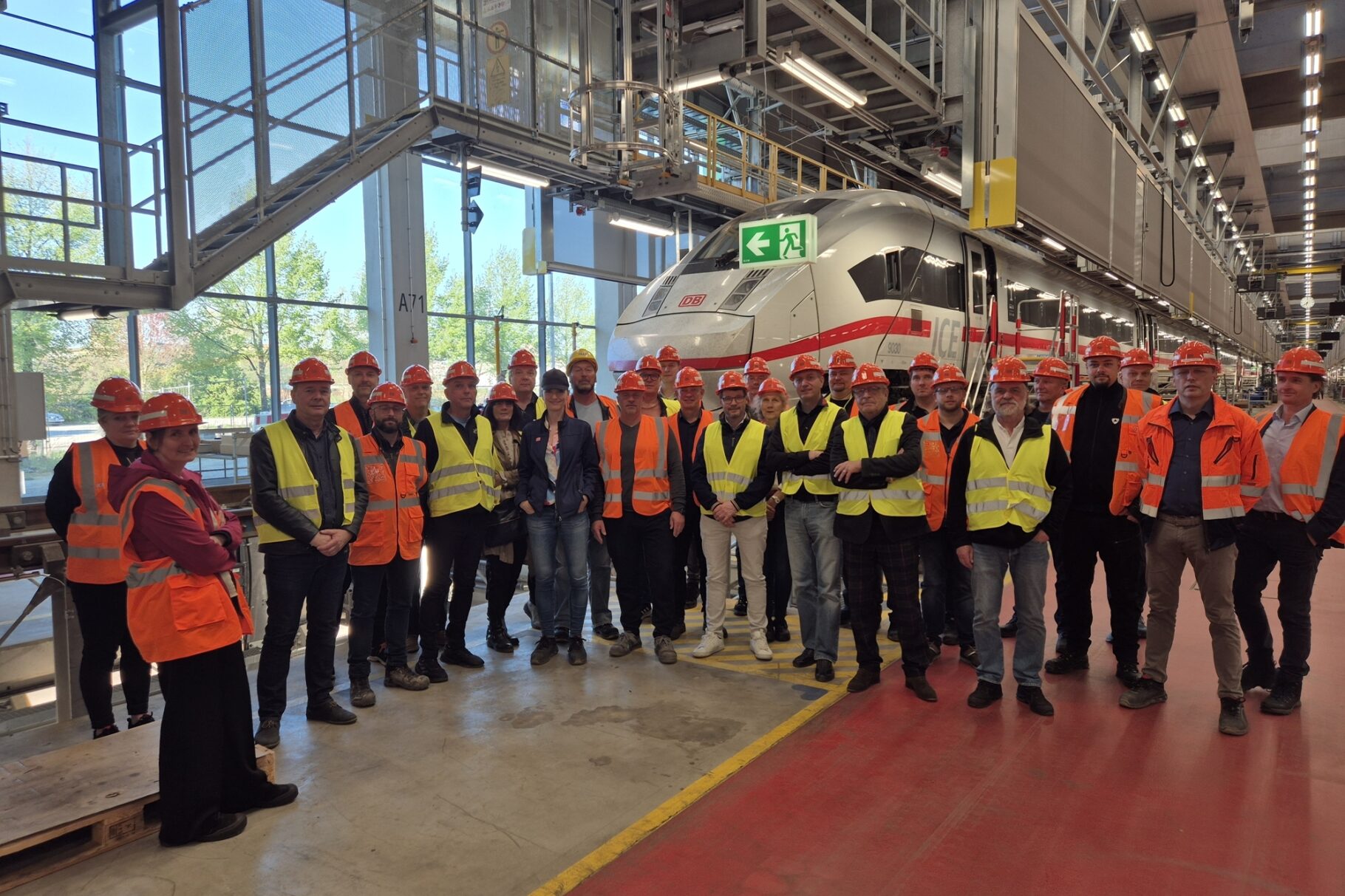 Gruppenbild der Teilnehmer im Inneren von der Werkshalle