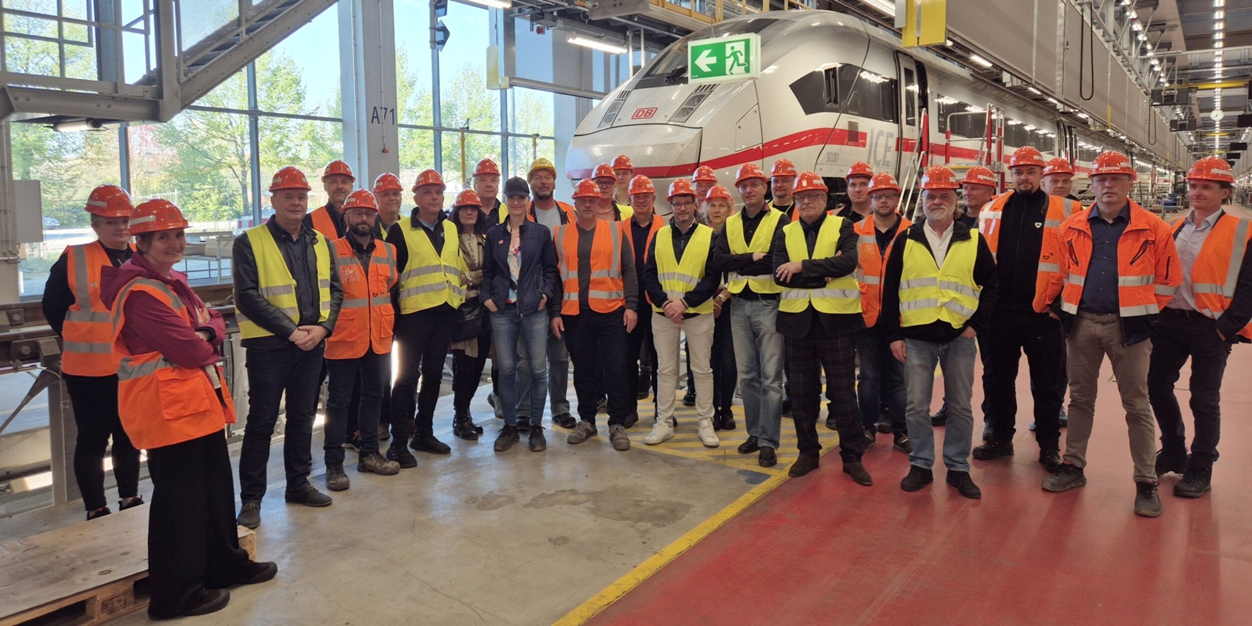 Gruppenbild der Teilnehmer im Inneren der Werkshalle.