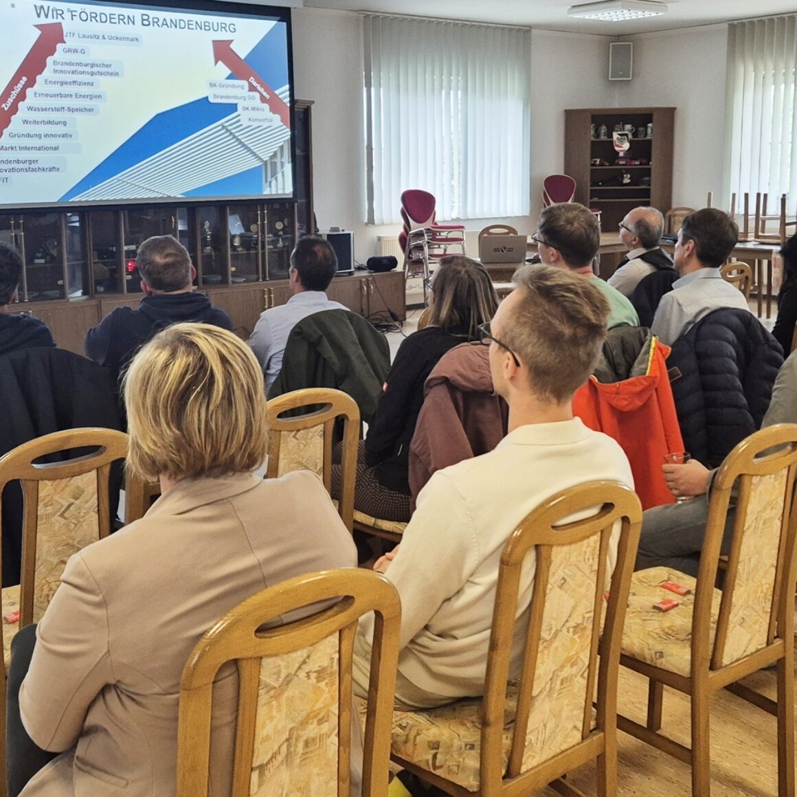 Teilnehmer der Veranstaltung "JTF-Förderprogramm" während des Vortrags von Sebastian Giersch (ILB)