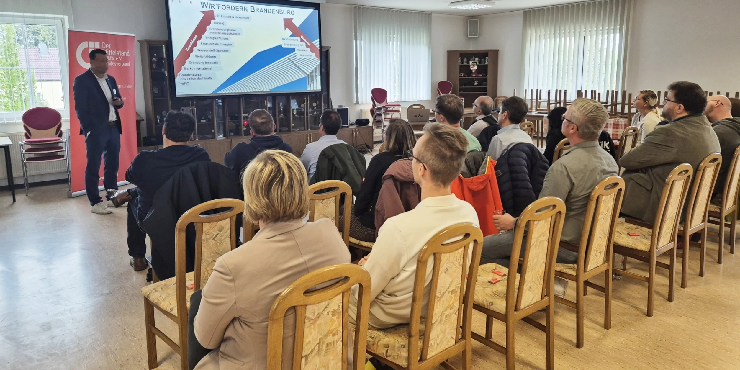 Teilnehmer der Veranstaltung "JTF-Förderprogramm" während des Vortrags von Sebastian Giersch (ILB)
