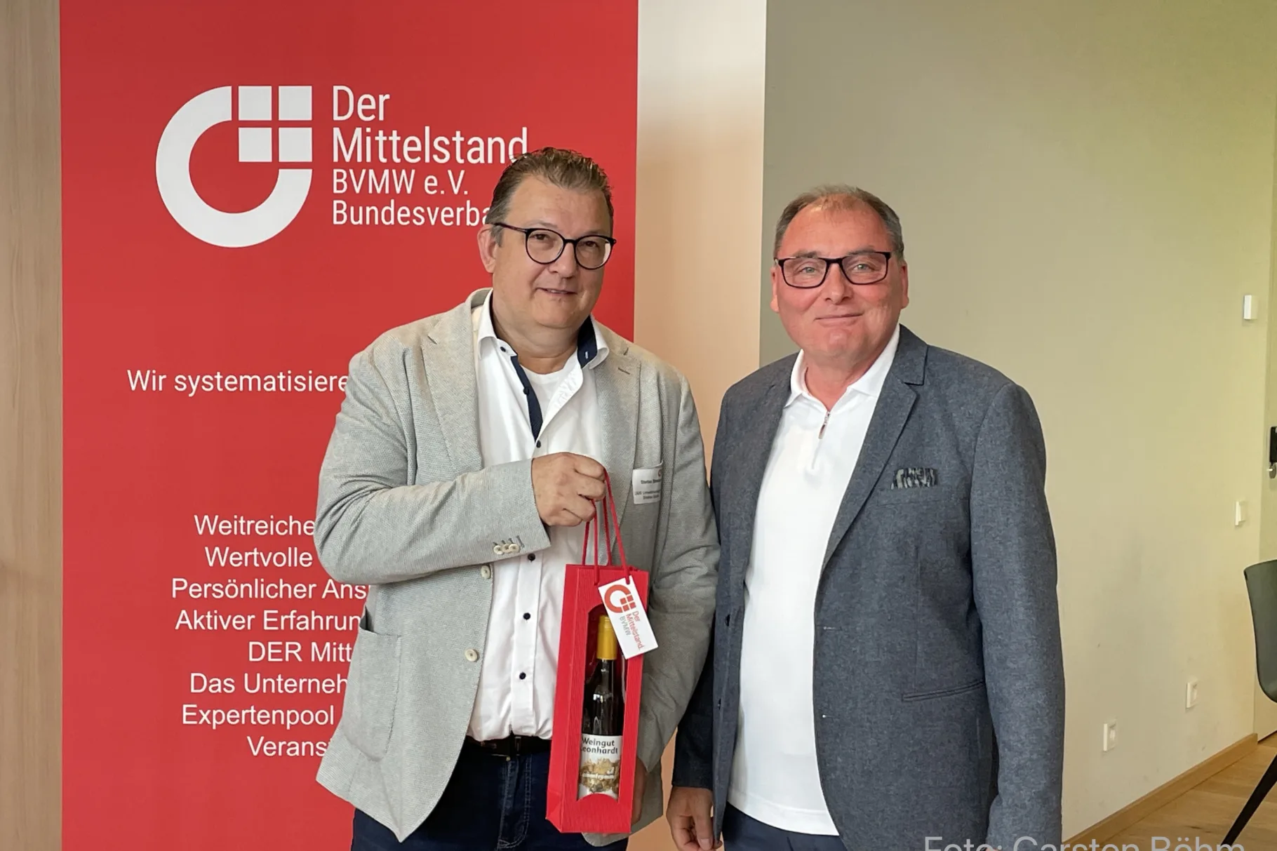 v.l.n.r. Stefan Strelow GF der UMS Umweltmanagement GmbH, Carsten Böhm Der Mittelstand. BVMW Wirtschaftsregion Brandenburg LK Elbe-Elster & Teltow-Fläming