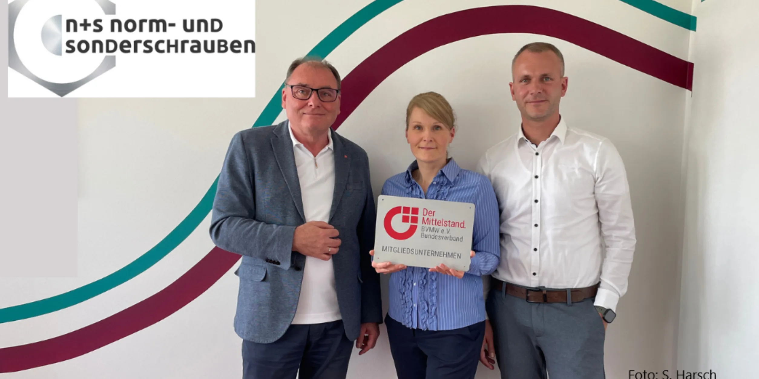 v.l.n.r. Carsten Böhm BVMW, Olivia Mrosk-Napieralski GF N+S Form- und Sonderschrauben GmbH, Christian Napieralski GF N+S Form- und Sonderschrauben GmbH